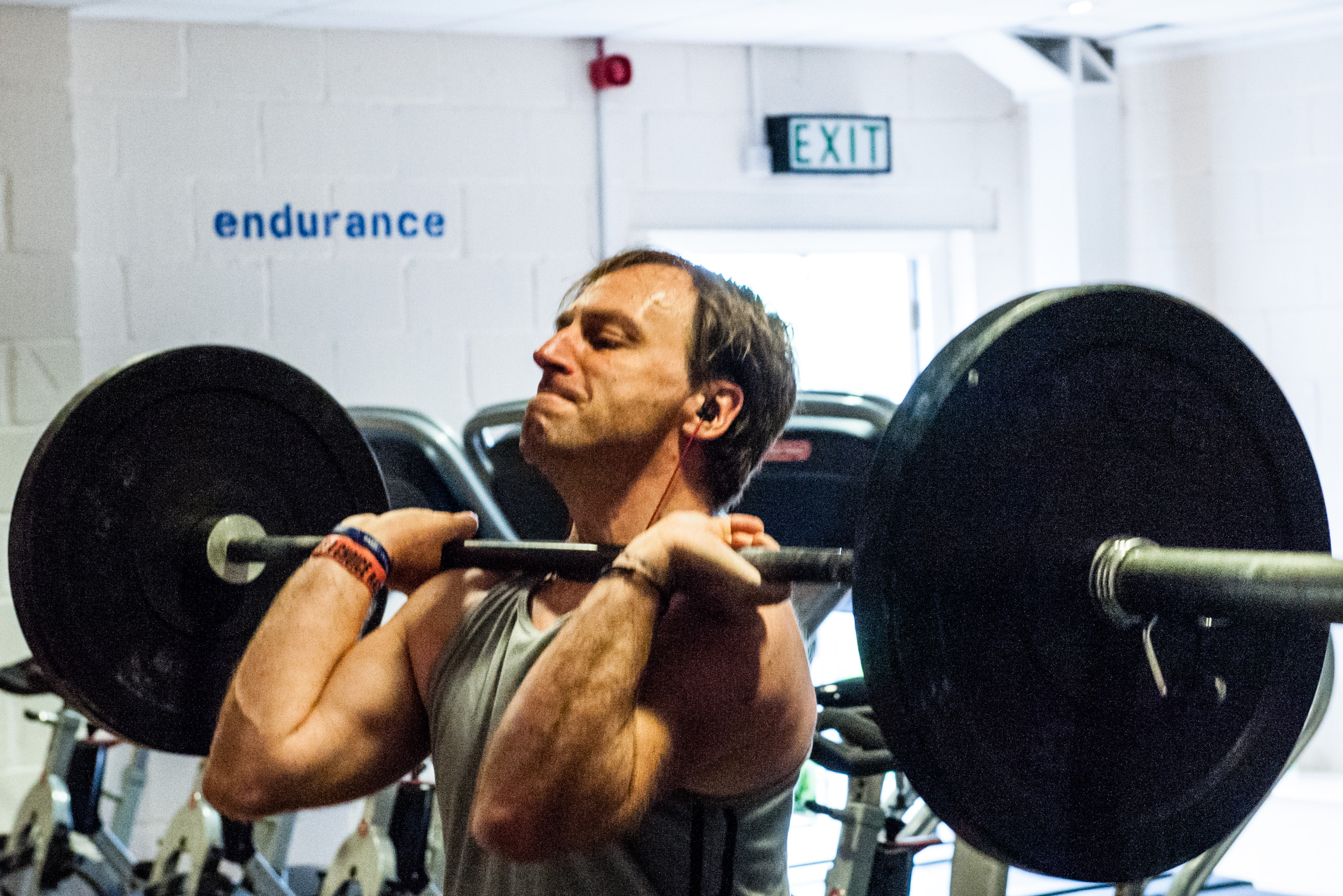 Man lifting weights at Kent and Sussex Crossfit.