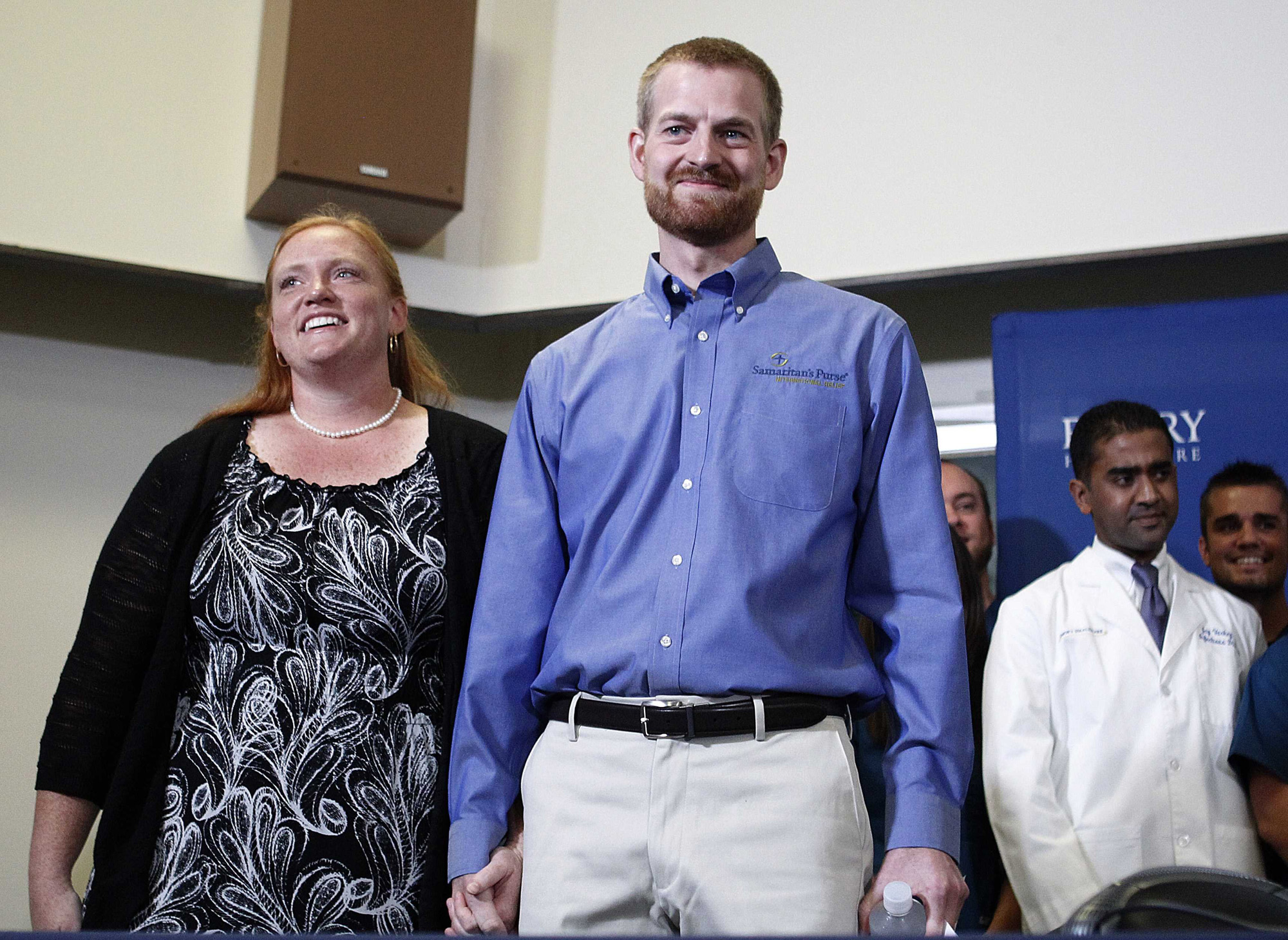 Kent Brantly, who contracted the deadly Ebola virus, stands with wife Amber during a press conference at Emory University Hospital in Atlanta, Aug. 21, 2014.