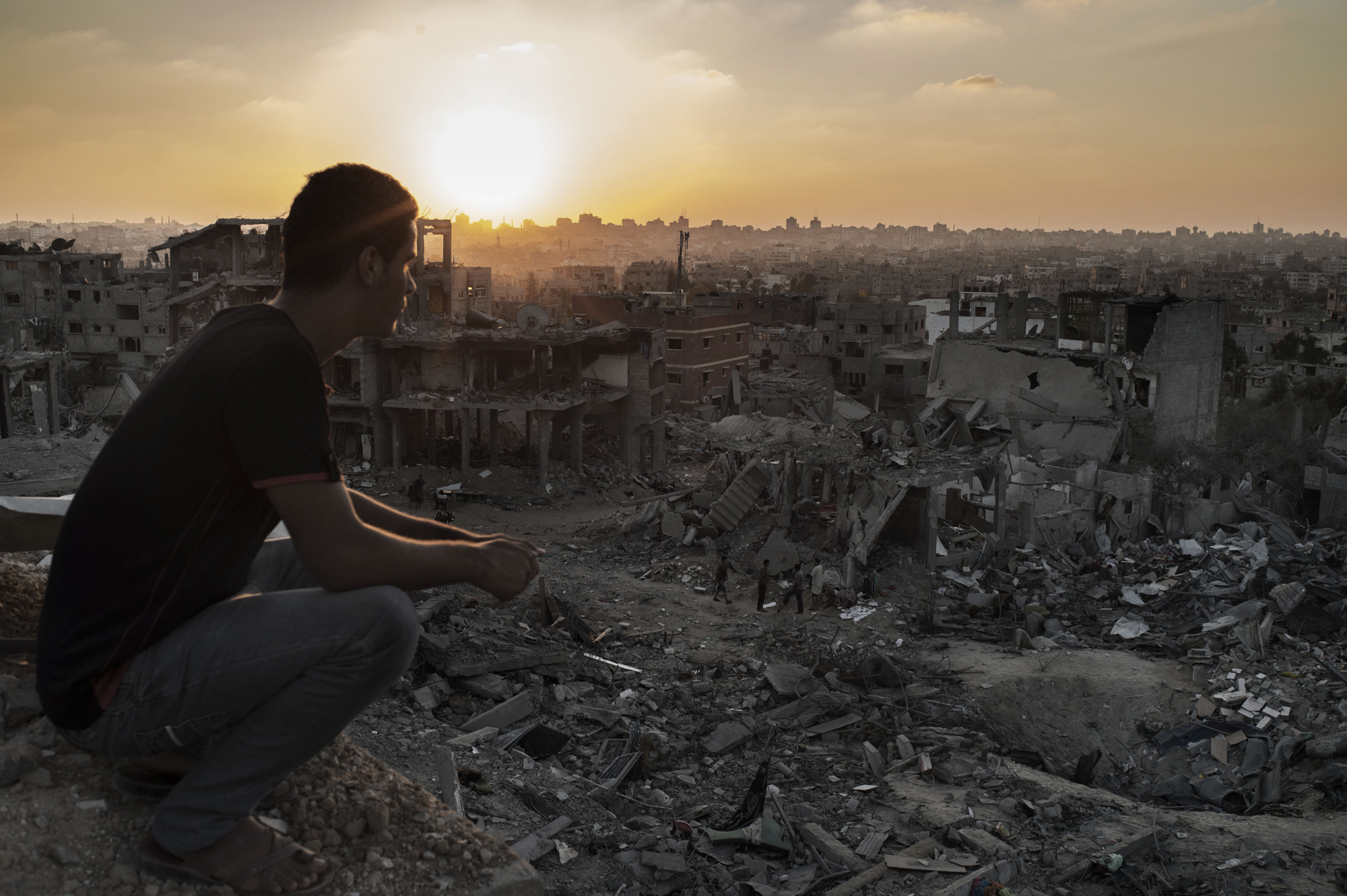 Gaza Strip, Gaza City: A Palestinian look a heavy destruction in Al Shaaf neighbourhood during a 72 hours ceasefire on August 11, 2012. ALESSIO ROMENZI