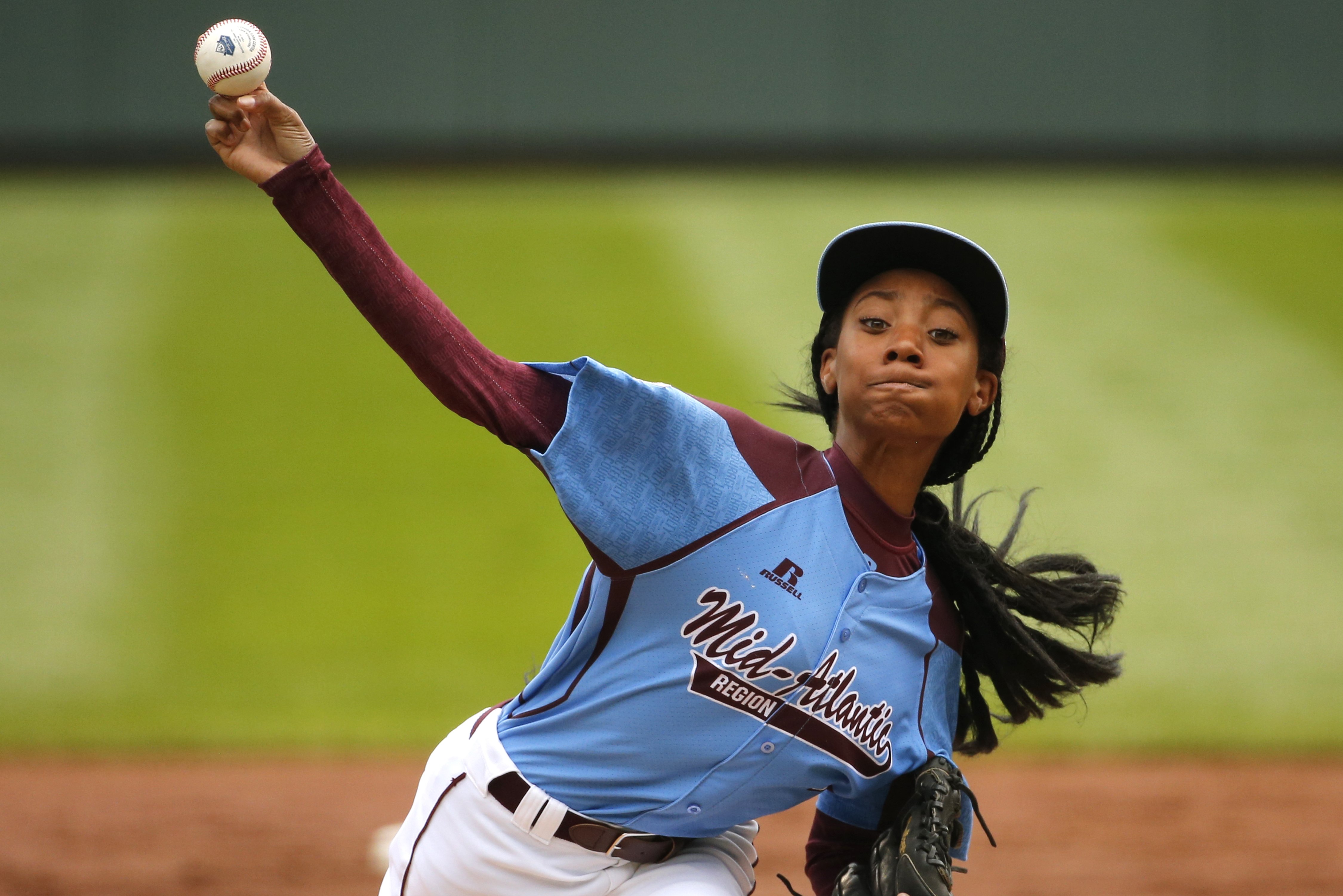 Mo'ne Davis delivers in the first inning against Nashville, Tenn. during a baseball game in United States pool play at the Little League World Series tournament in South Williamsport, Pa., Aug. 15, 2014.