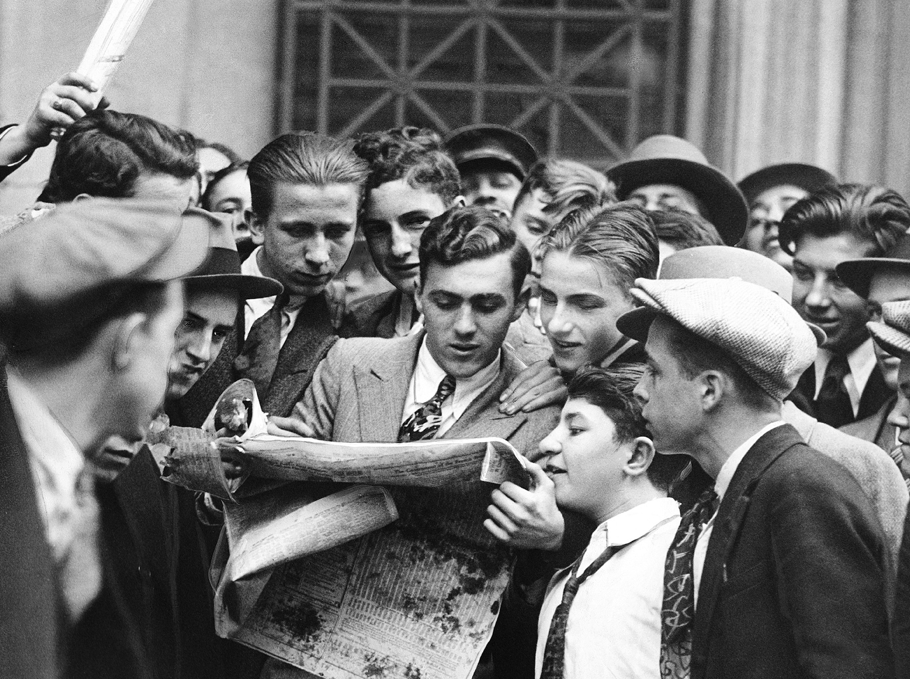 Messengers from brokerage houses crowd around a newspaper in New York City on October 24, 1929. (New York Daily News Archive / Getty Images)