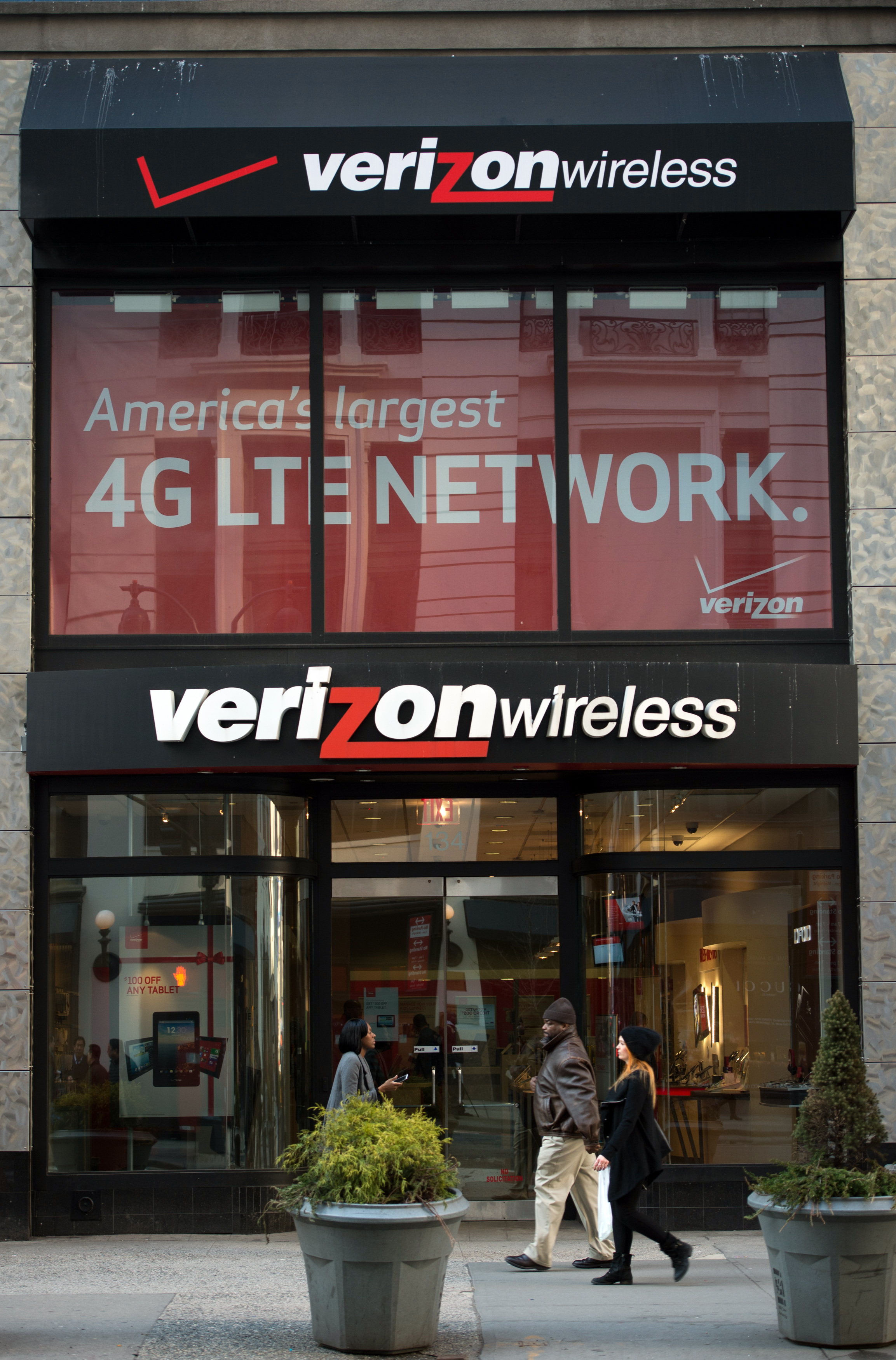 Verizon Defends Throttling Policy After FCC Letter