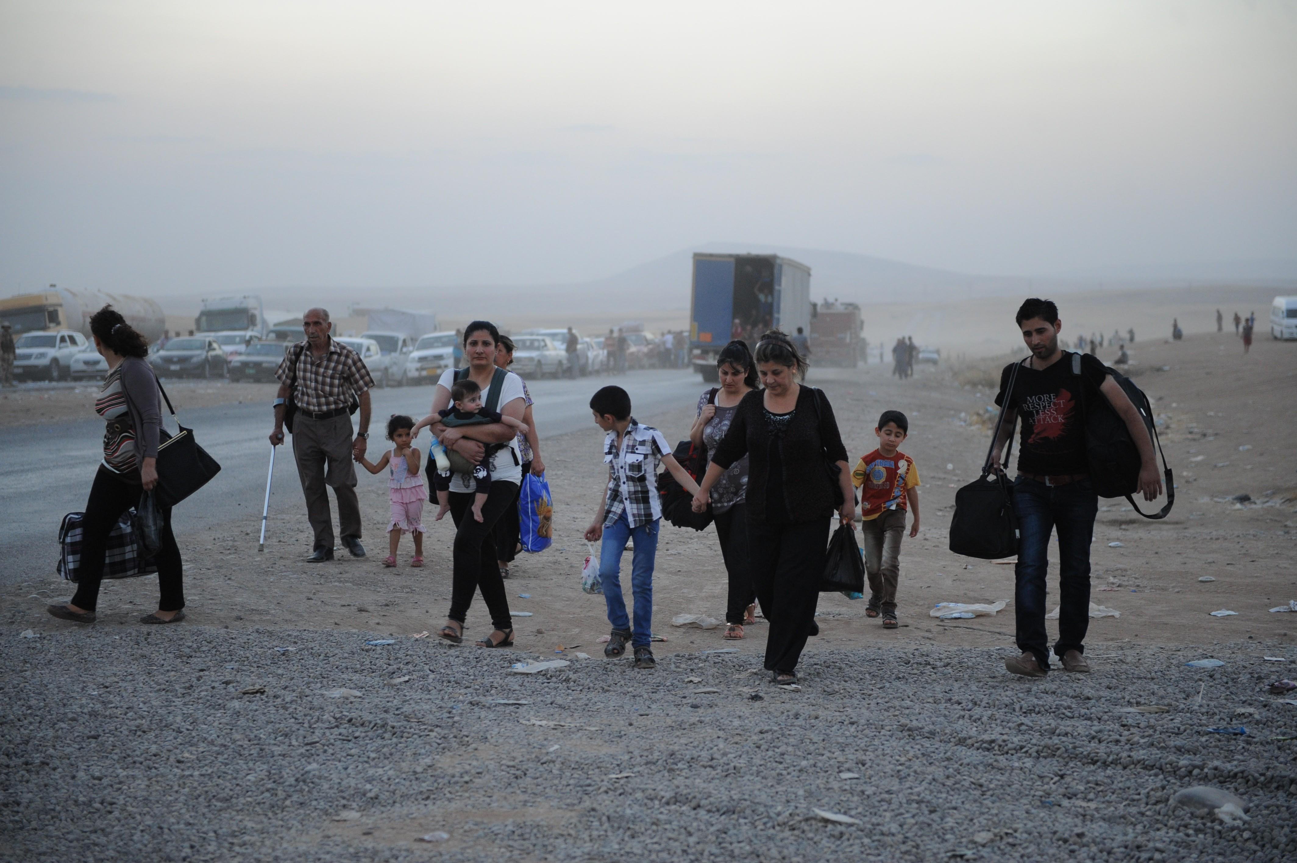 Thousands flee Iraq's Mosul