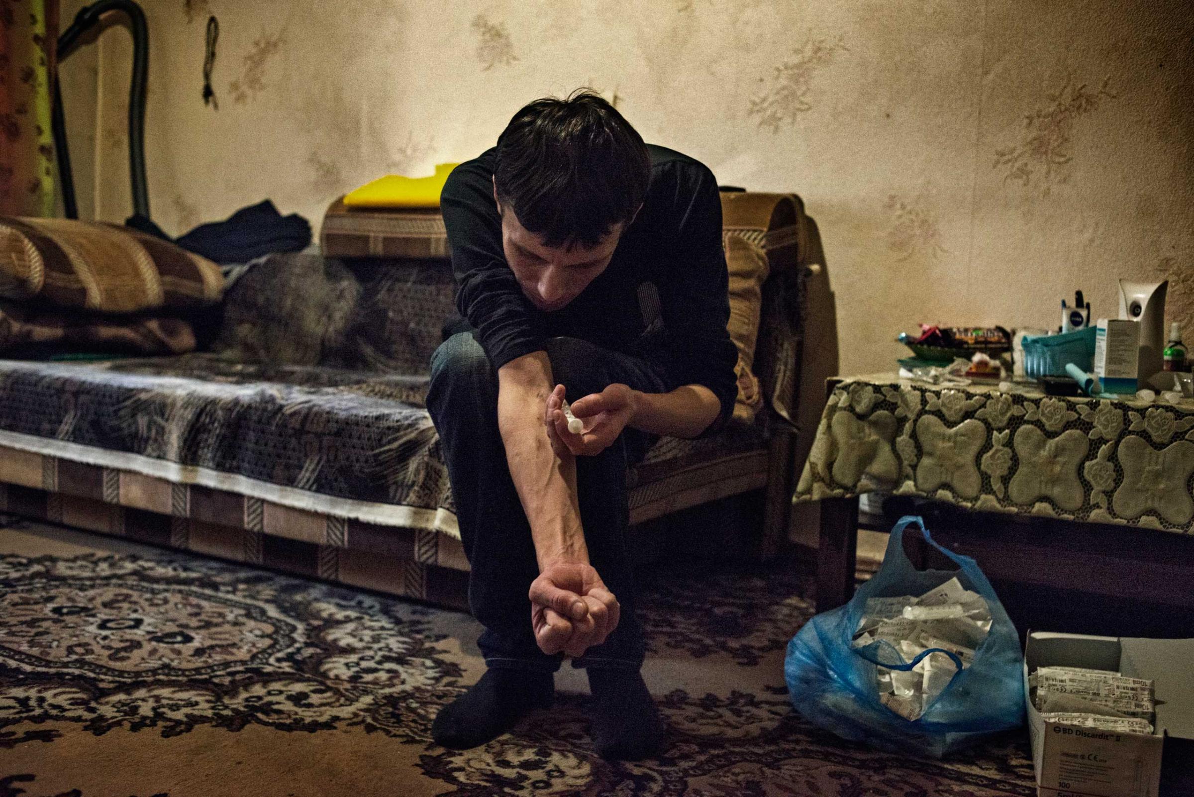 Alexey injects krokodil. The effect of the drug lasts about 40 minutes.