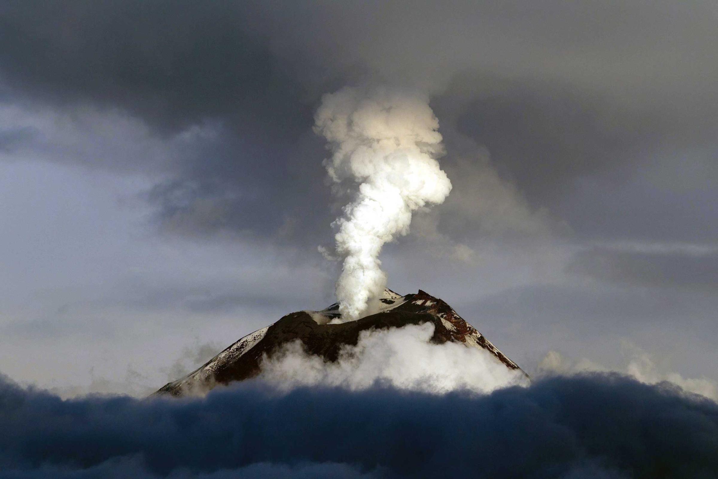 Tungurahua volcano in moderate-high activity