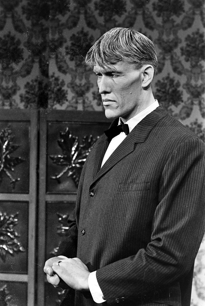 Ted Cassidy, who was cast as Lurch -- and whose hand was also occasionally seen onscreen as Thing.