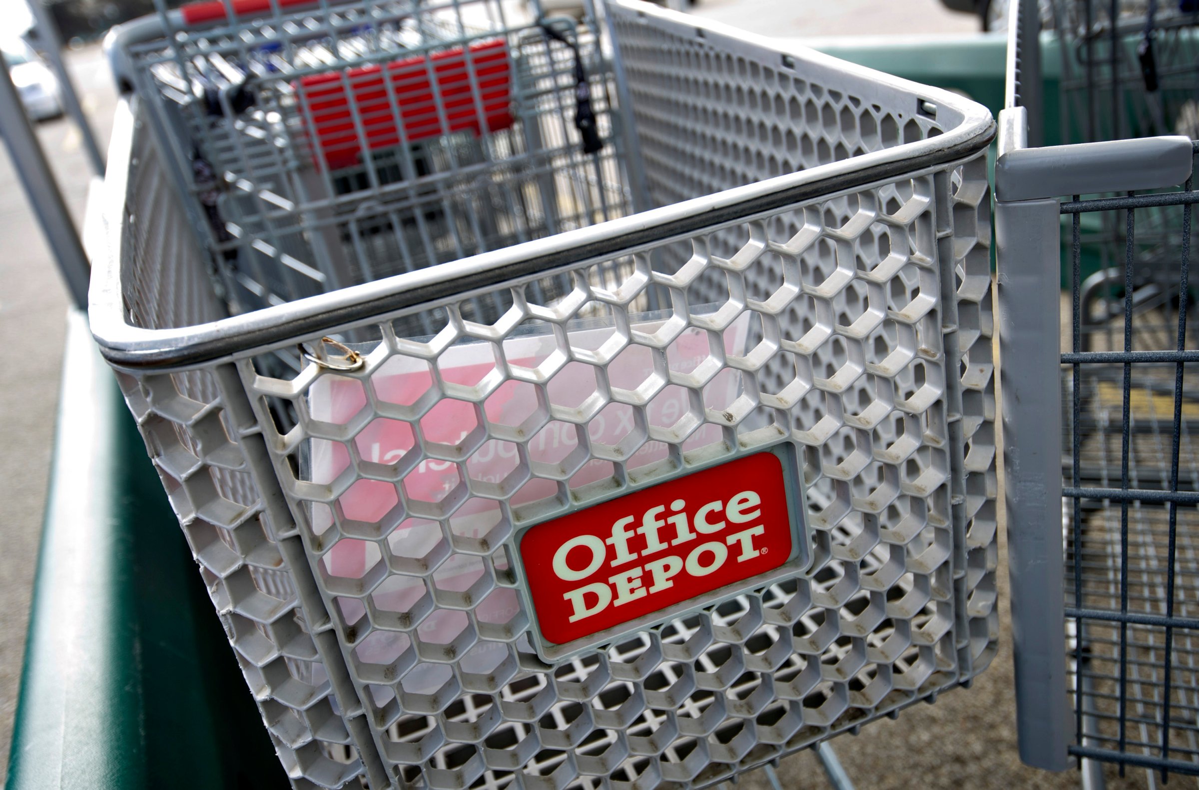 Office Depot, OfficeMax Said to Discuss Merger Under Pressure