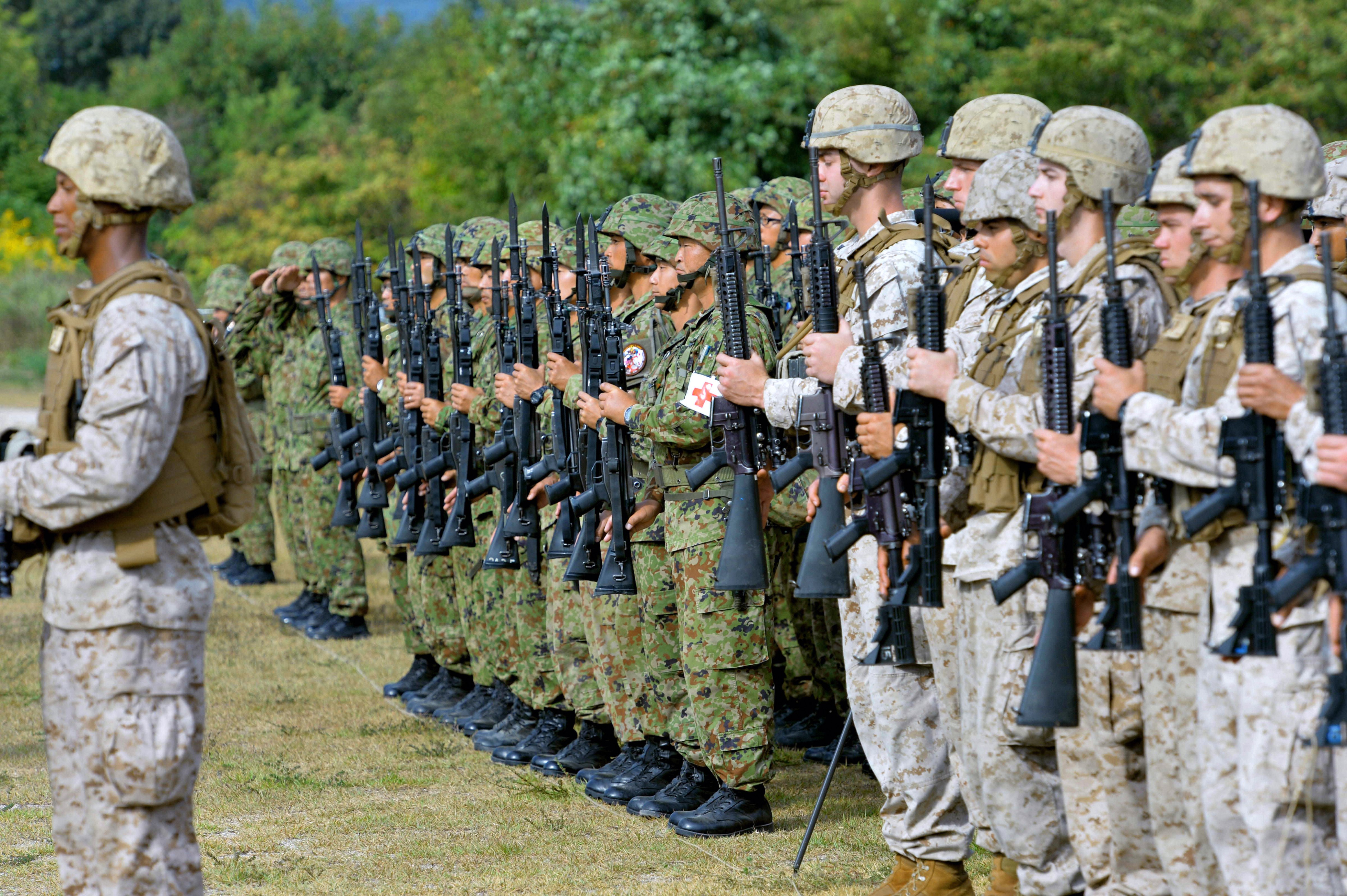 U.S. Marines and members of the Japan Ground Self-Defense Force line up before a joint exercise at the JGSDF's Aibano facility in Takashima, Japan, on Oct. 8, 2013 (The Asahi Shimbun)