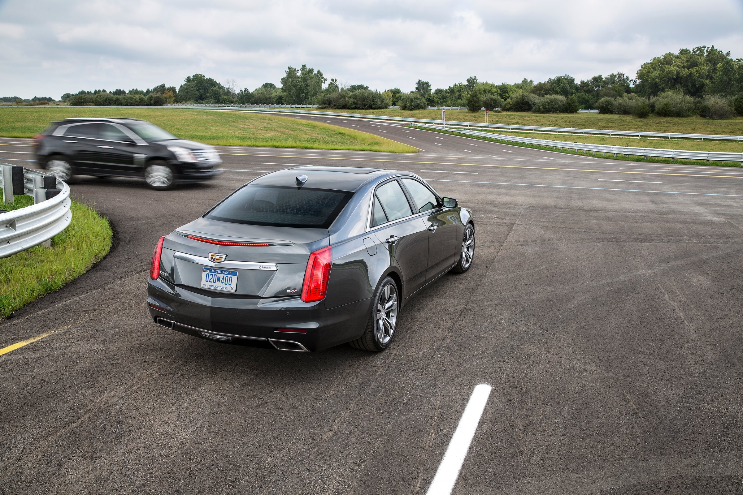 A 2015 Cadillac CTS, equipped with V2V technology, notifies the driver of the approaching Cadillac SRX from the left before the driver could see the vehicle.