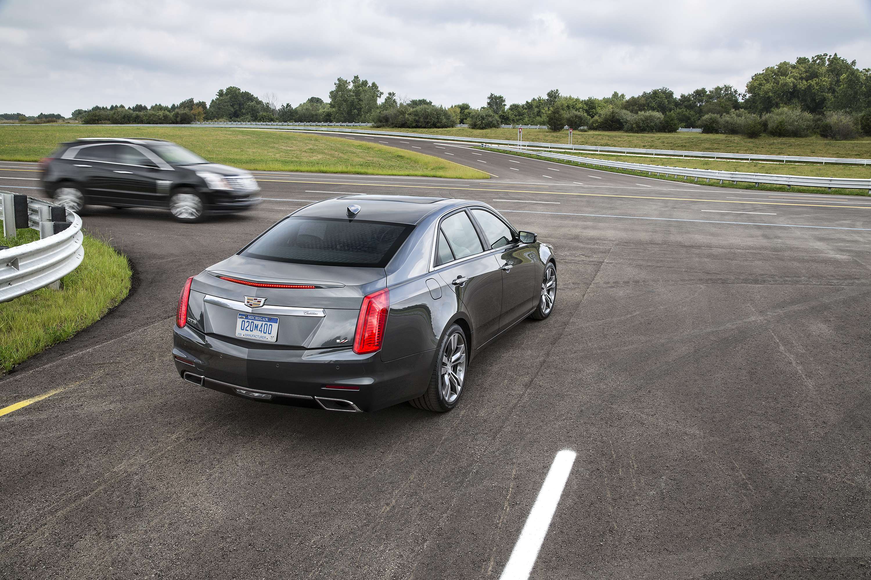 A 2015 Cadillac CTS, equipped with V2V technology, notifies the driver of the approaching Cadillac SRX from the left before the driver could see the vehicle. (Courtesy of Cadillac)