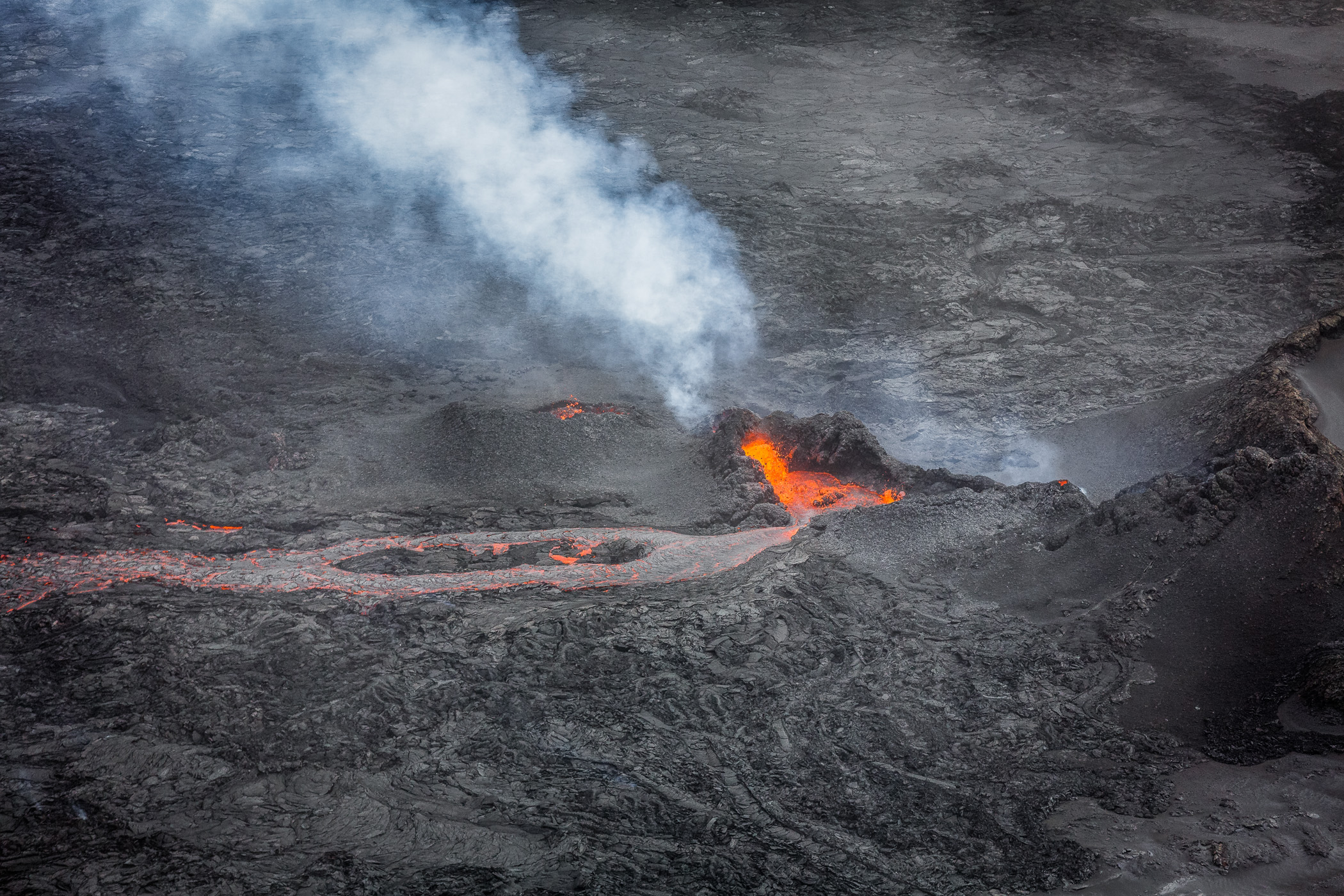 Individual craters, made of lava spatter and scoria around each vent, line the active fissure. Bardarbunga, Sept. 1.