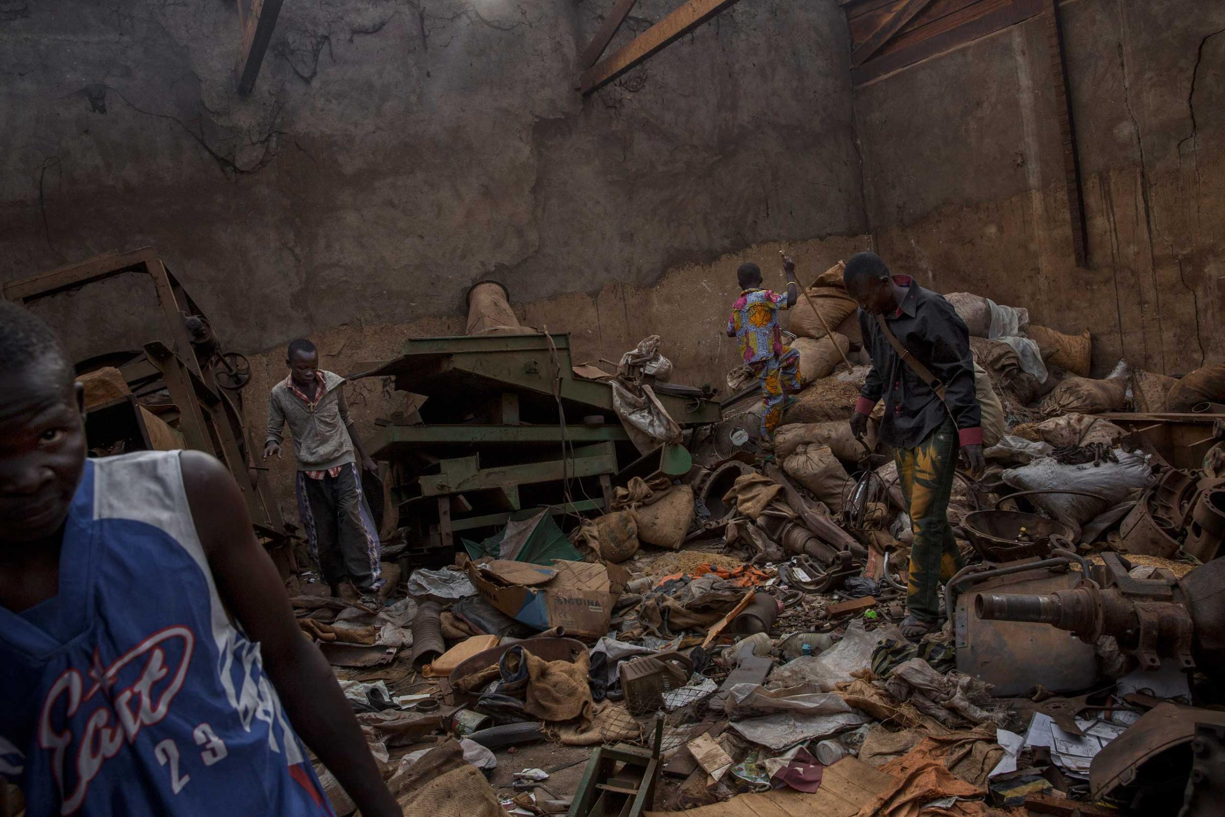Feb. 4, 2014: Christian looters look for things to collect in the Miskin district of Bangui.