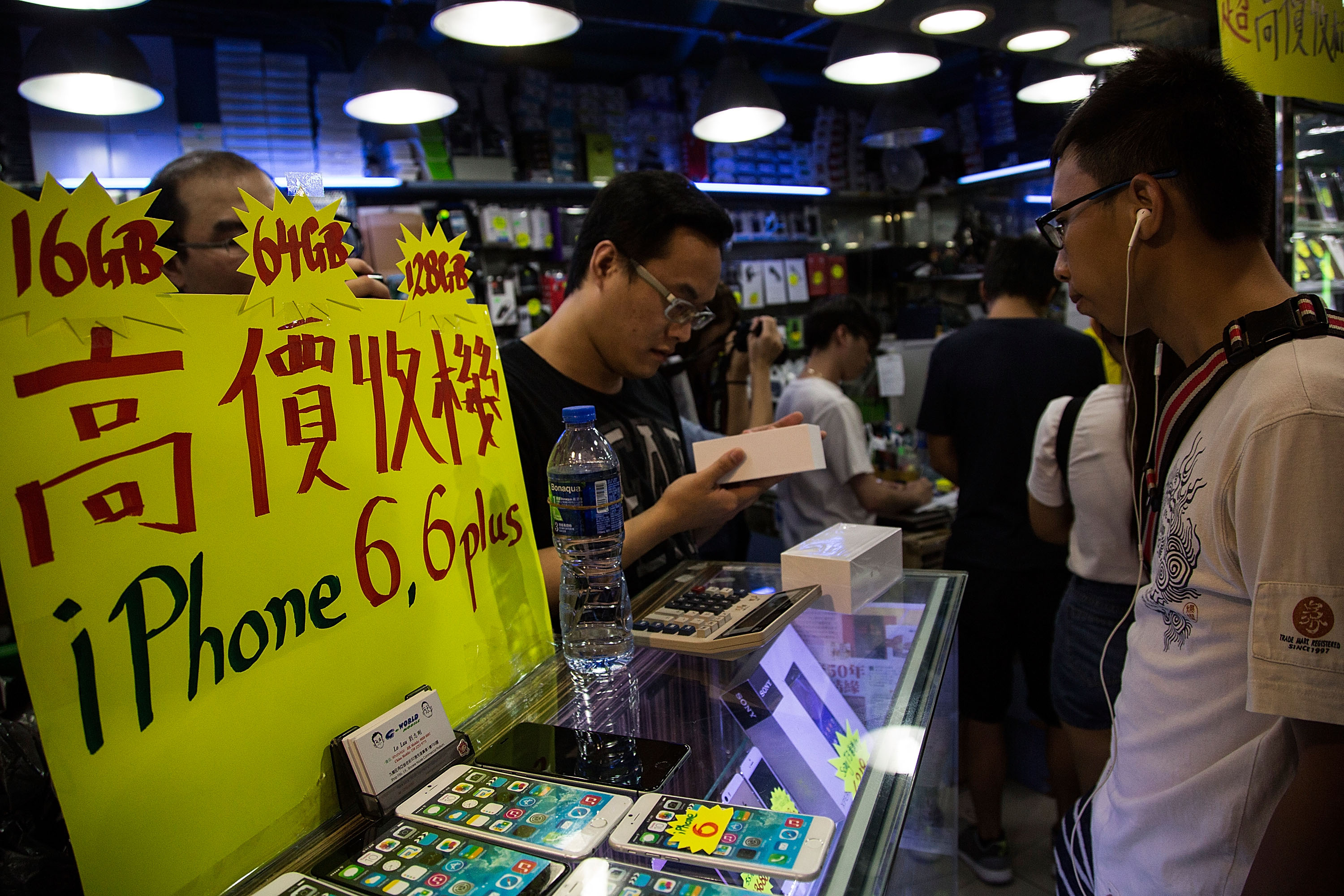 People buying and reselling newly purchased iPhone 6 units during the launch of the new Apple iPhone 6 and iPhone 6 Plus on September 19, 2014 in Hong Kong. (Lam Yik Fei&mdash;Getty Images)