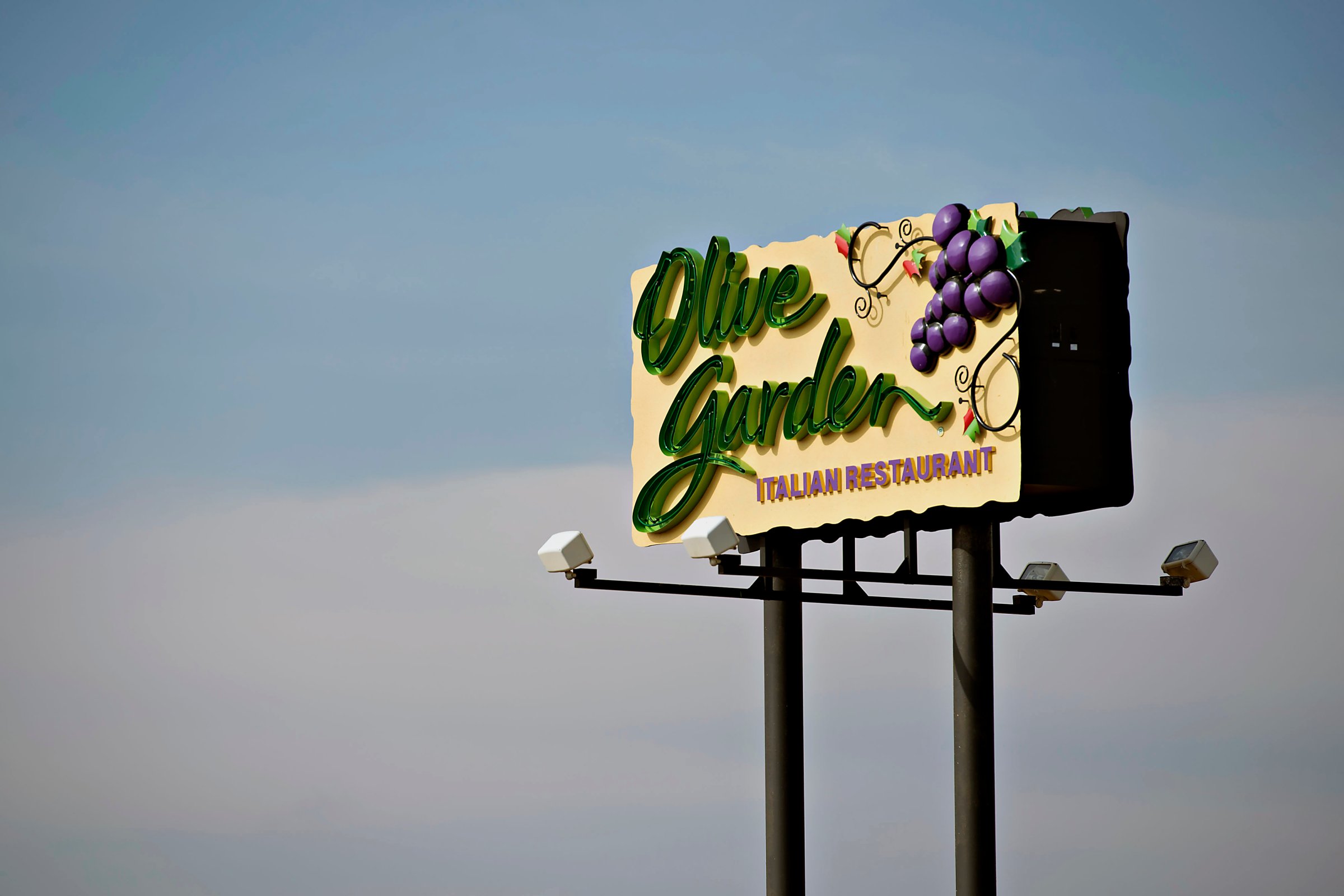 Olive Garden Defends Free Breadsticks Deal Against Investor Complaints
