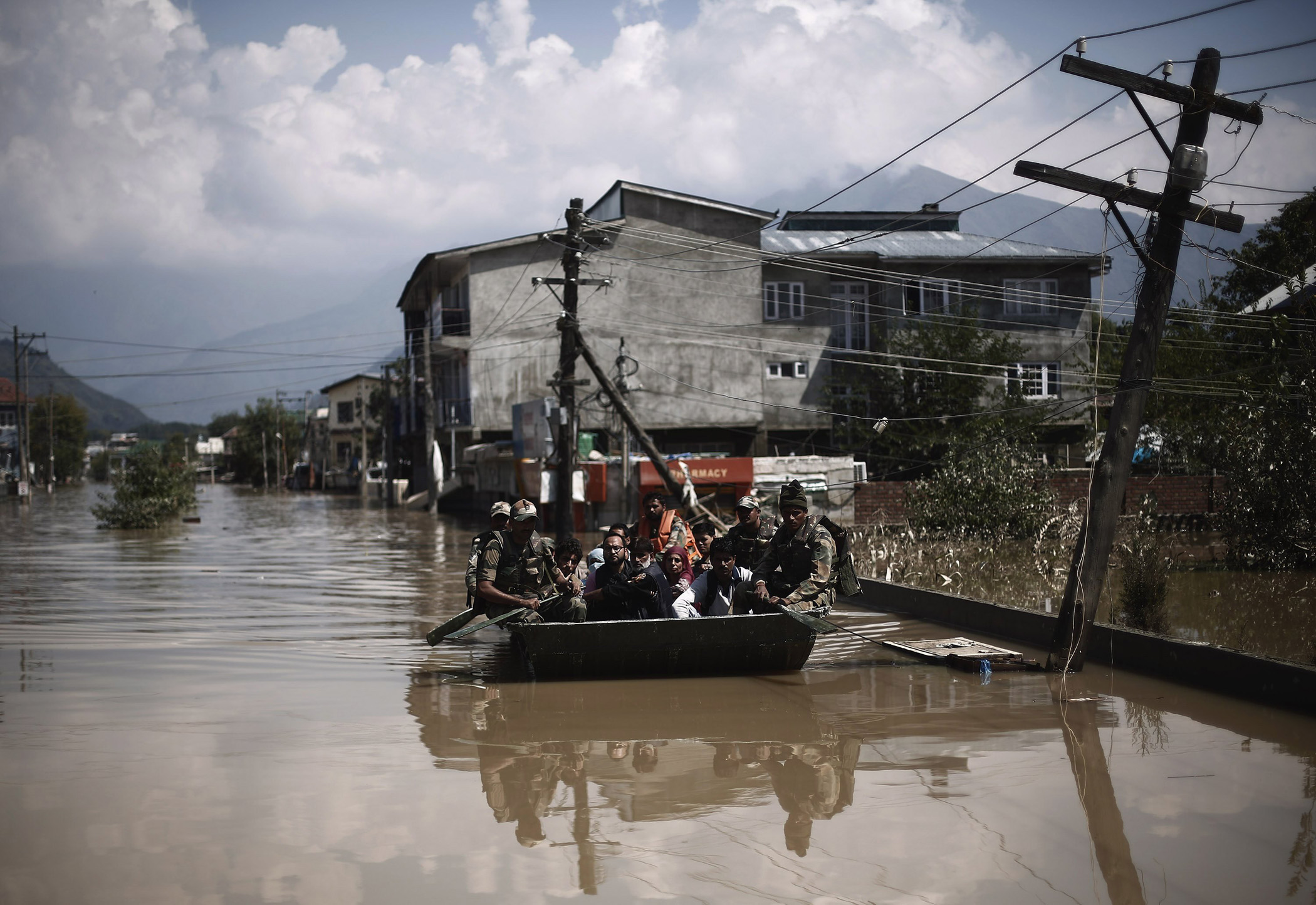 Indian army soldiers evacuate flood victims by a boat to a safer place in Srinagar, Sept. 13, 2014.