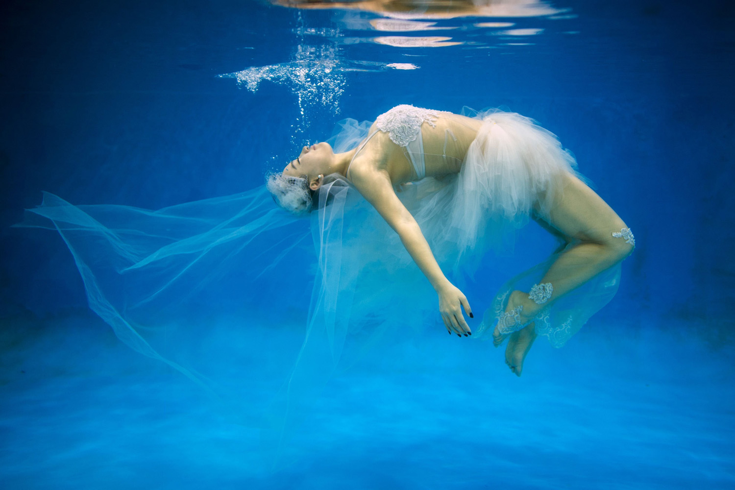 Leng Yuting, 26, poses underwater for her wedding pictures at a photo studio in Shanghai, Sept. 3, 2014.