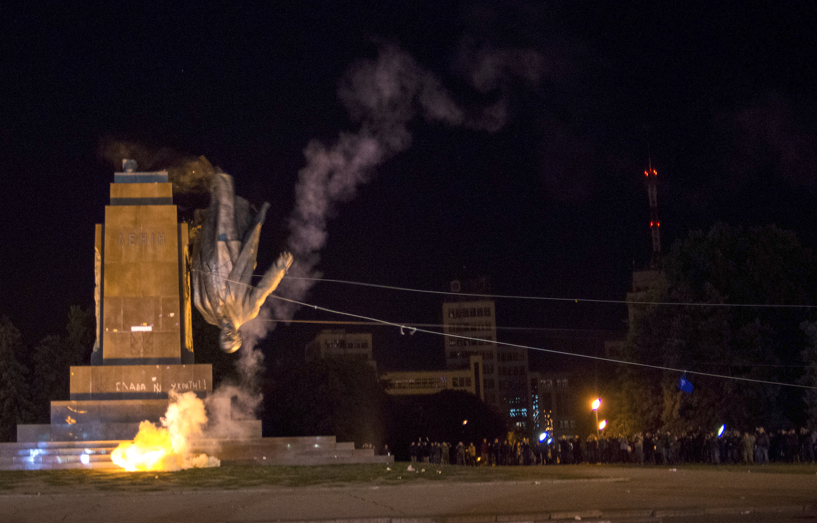 Activists dismantle Ukraine's biggest monument to Lenin at a pro-Ukrainian rally in the eastern Ukrainian city of Kharkiv on Sept. 28, 2014 (Igor Chekachkov—AP)