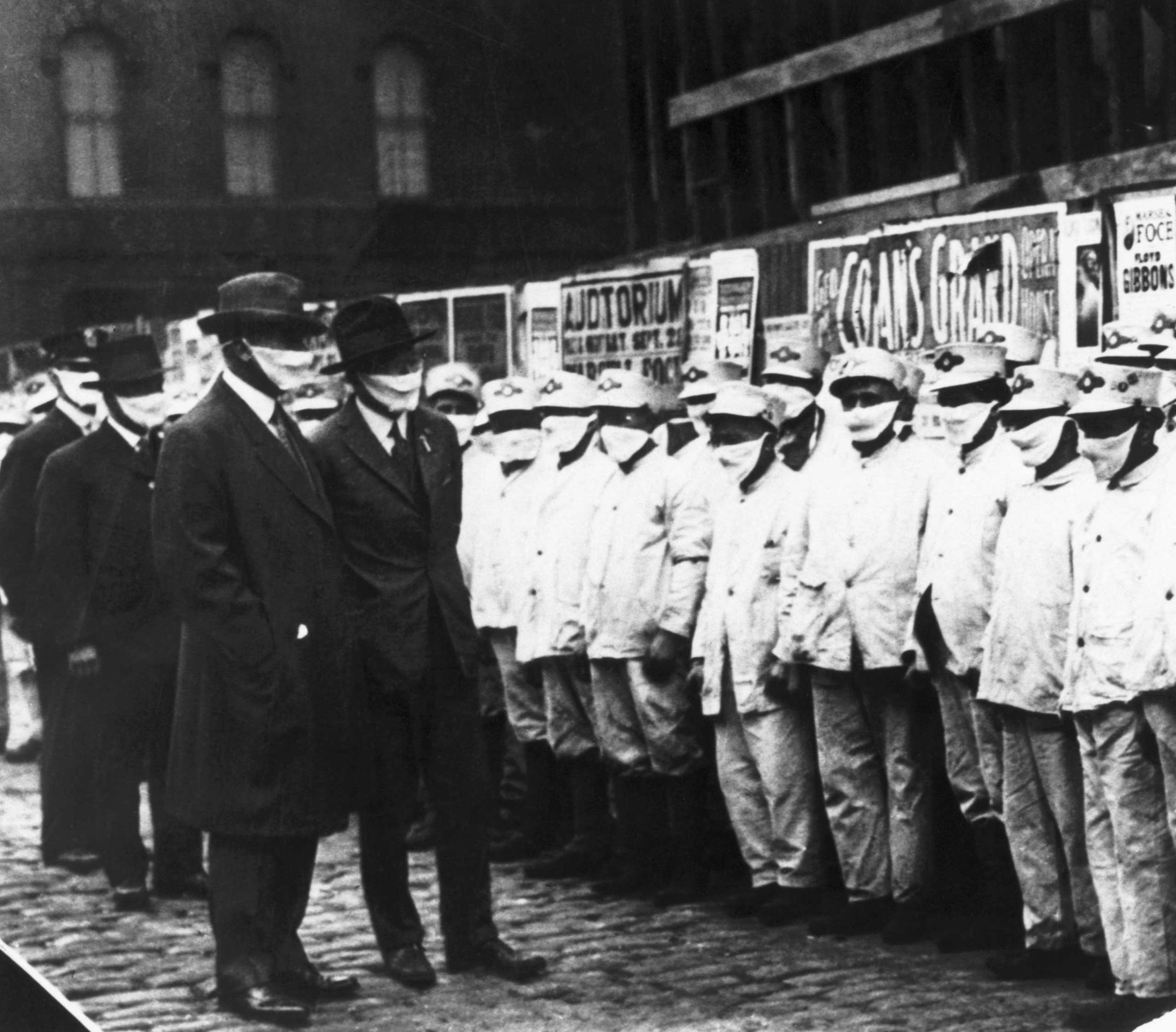 Inspecting Chicago street cleaners for influenza, 1918.
