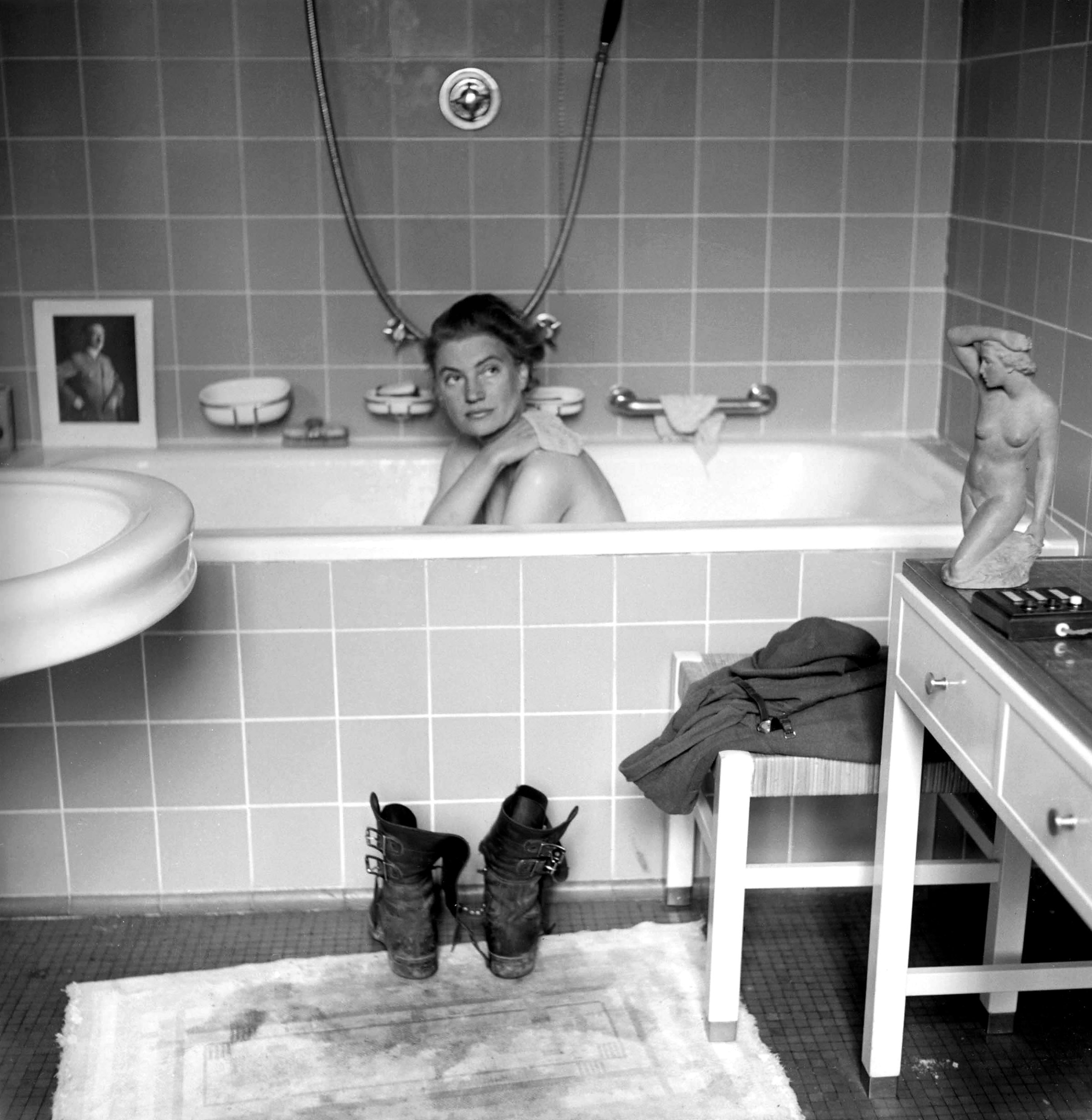 Photographer Lee Miller in Adolf Hitler's bathtub, Munich, 1945.