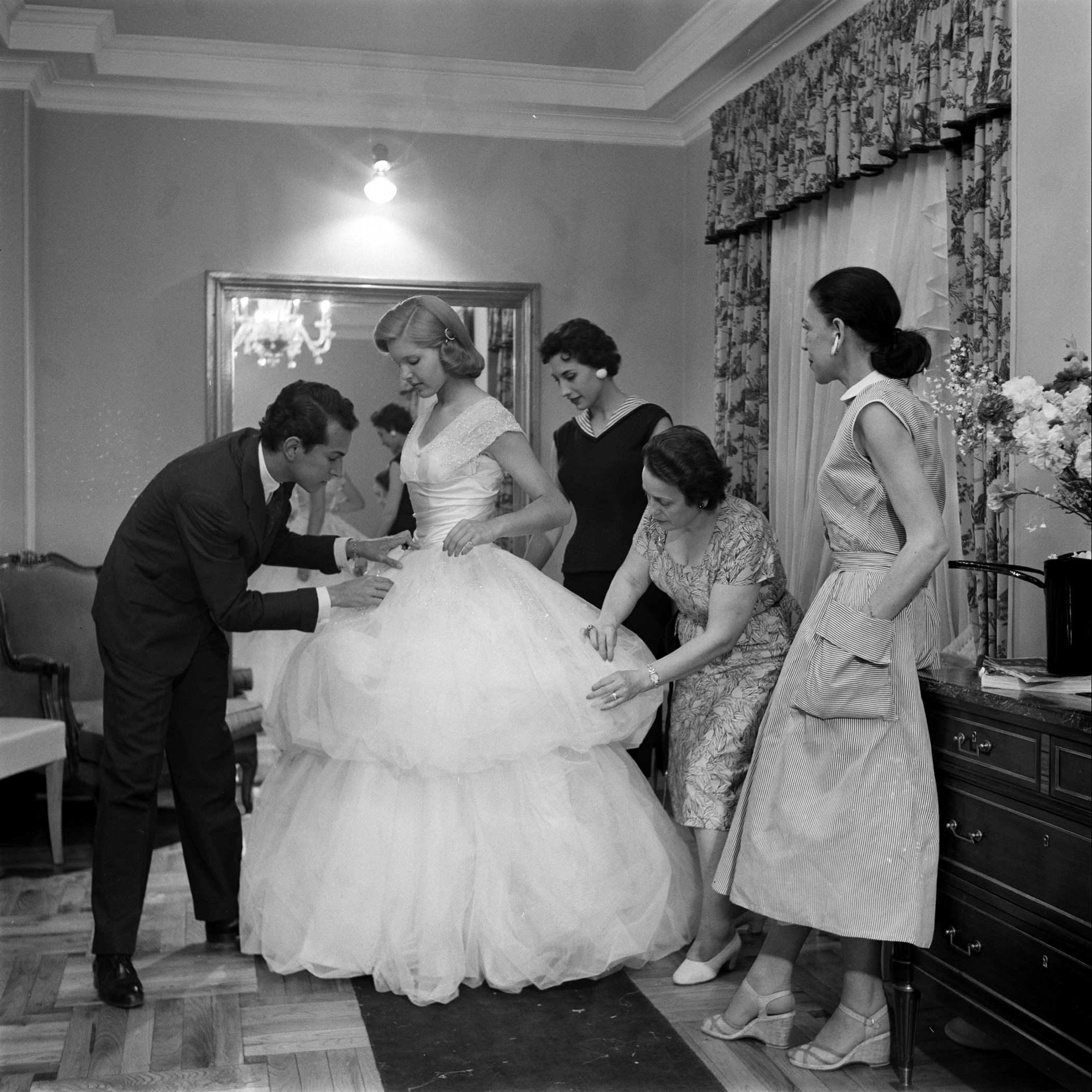 Oscar de la Renta fitting Beatrice Lodge, the daughter of actor-turned-politician John Lodge, in 1956.