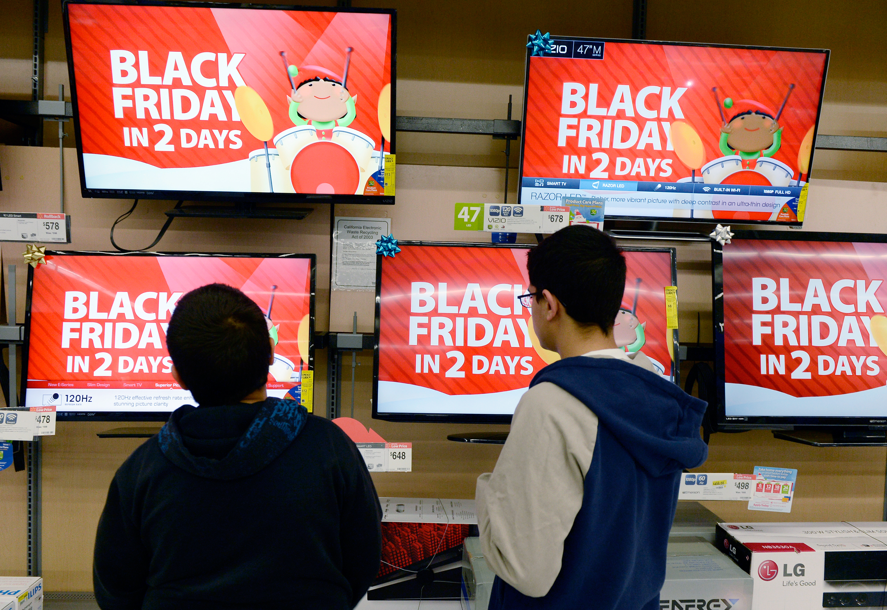 Customers shopping at a Walmart store on Black Friday 2013. (Kevork Djansezian—Reuters)