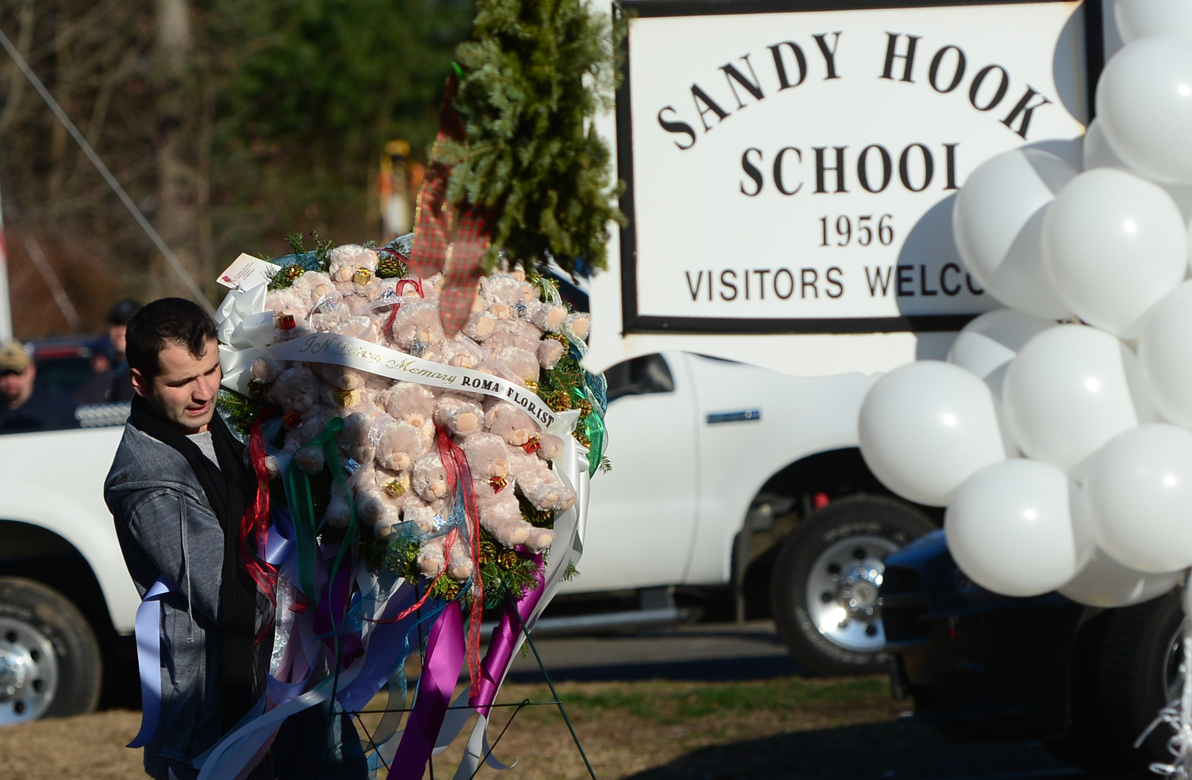 A man pays tribute to the victims of an elementary school shooting in Newtown, Connecticut, on December 15, 2012. (EMMANUEL DUNAND—AFP/Getty Images)