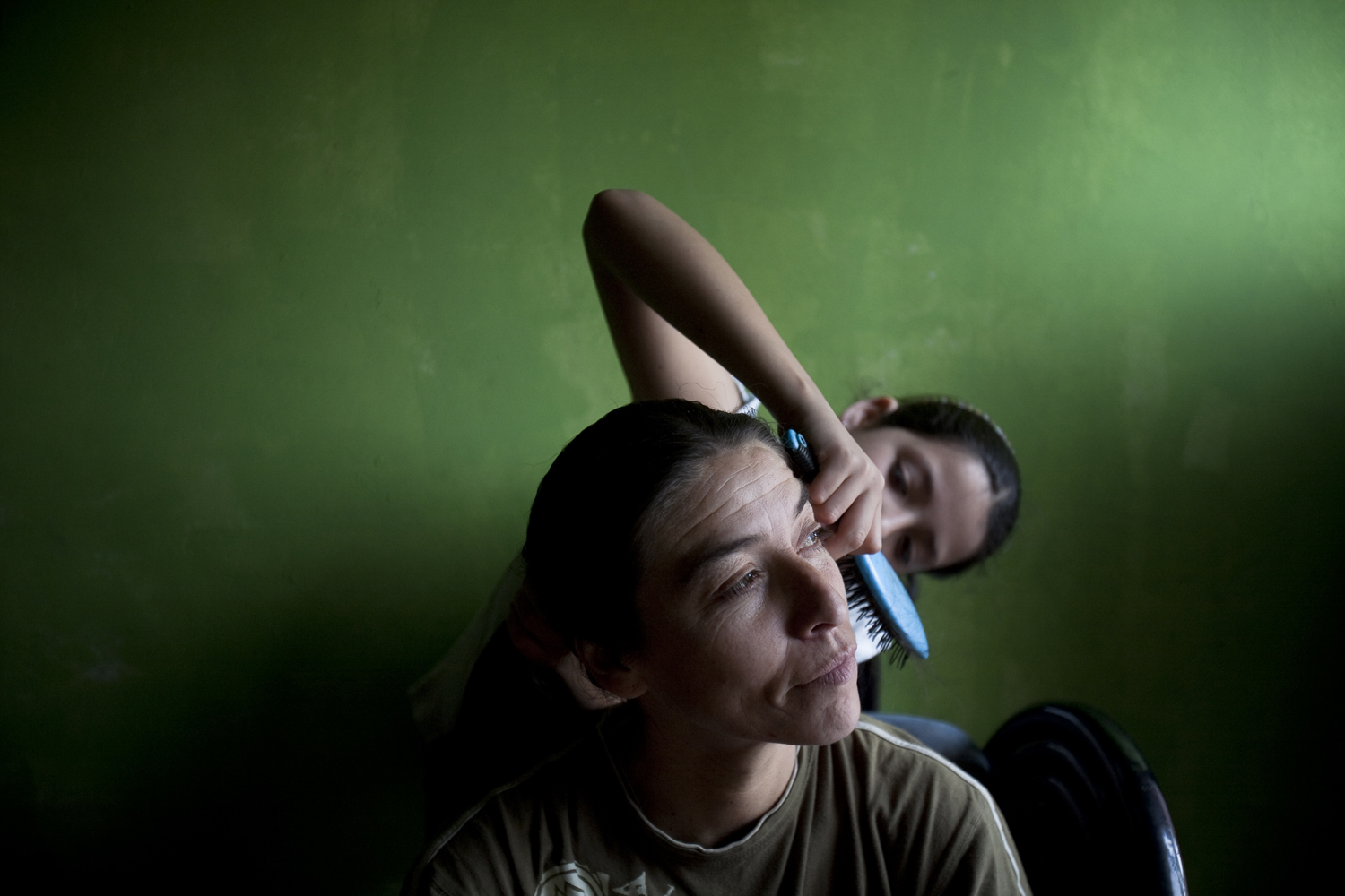Yara fixing Karen's hair at their house. Santiago, Chile. 2011. From the series 'In Karen's Name.'