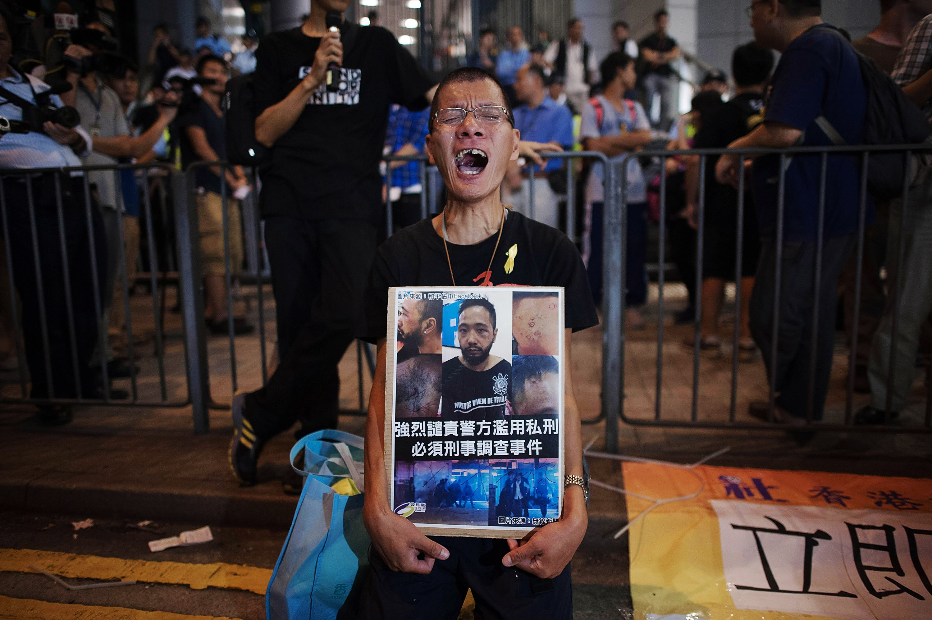 Police Move In To Clear Away Hong Kong Protest Sites