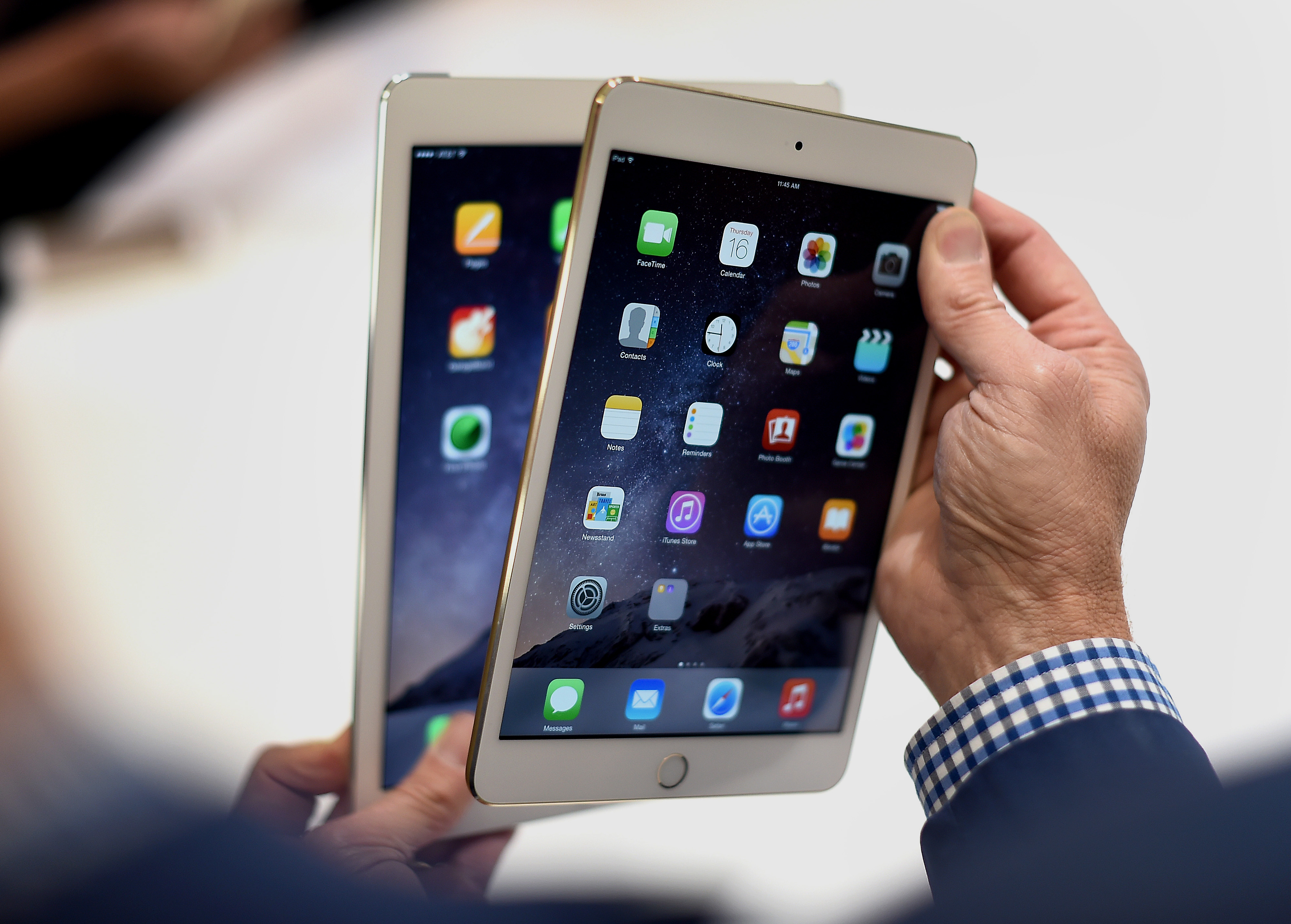 A member of the media displays an Apple Inc. iPad Mini 3, left, and iPad Air 2 for a photograph after a product announcement in Cupertino, California, U.S., on Thursday, Oct. 16, 2014. (Bloomberg&mdash;Bloomberg via Getty Images)
