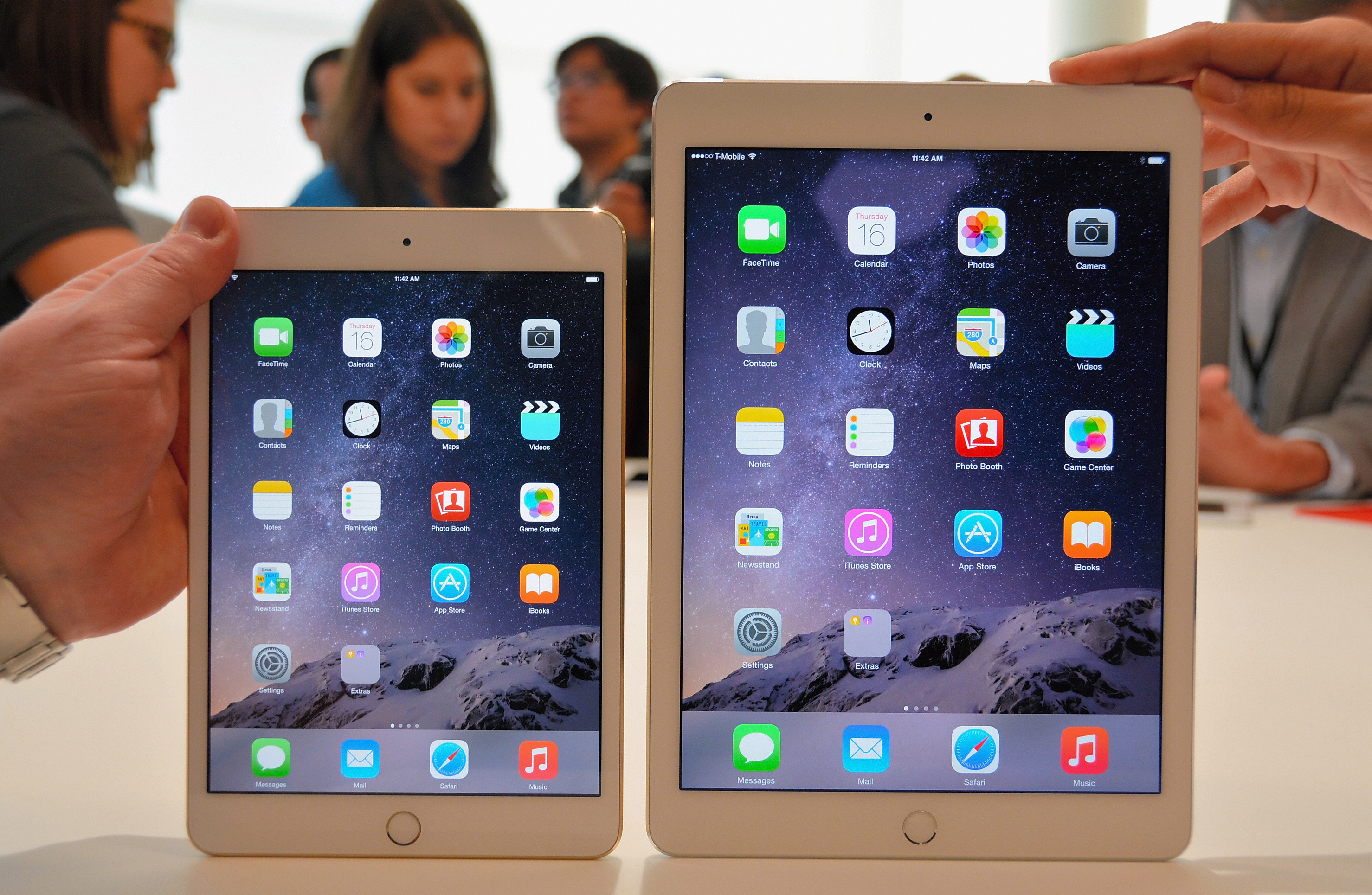 The new iPad Air 2 (R) and iPad Mini 3 are displayed during an Apple special event on October 16, 2014 in Cupertino, California. Apple unveiled the new iPad Air 2 and iPad Mini 3 tablets and the iMac with 5K retina display. (The Asahi Shimbun—2014 The Asahi Shimbun)