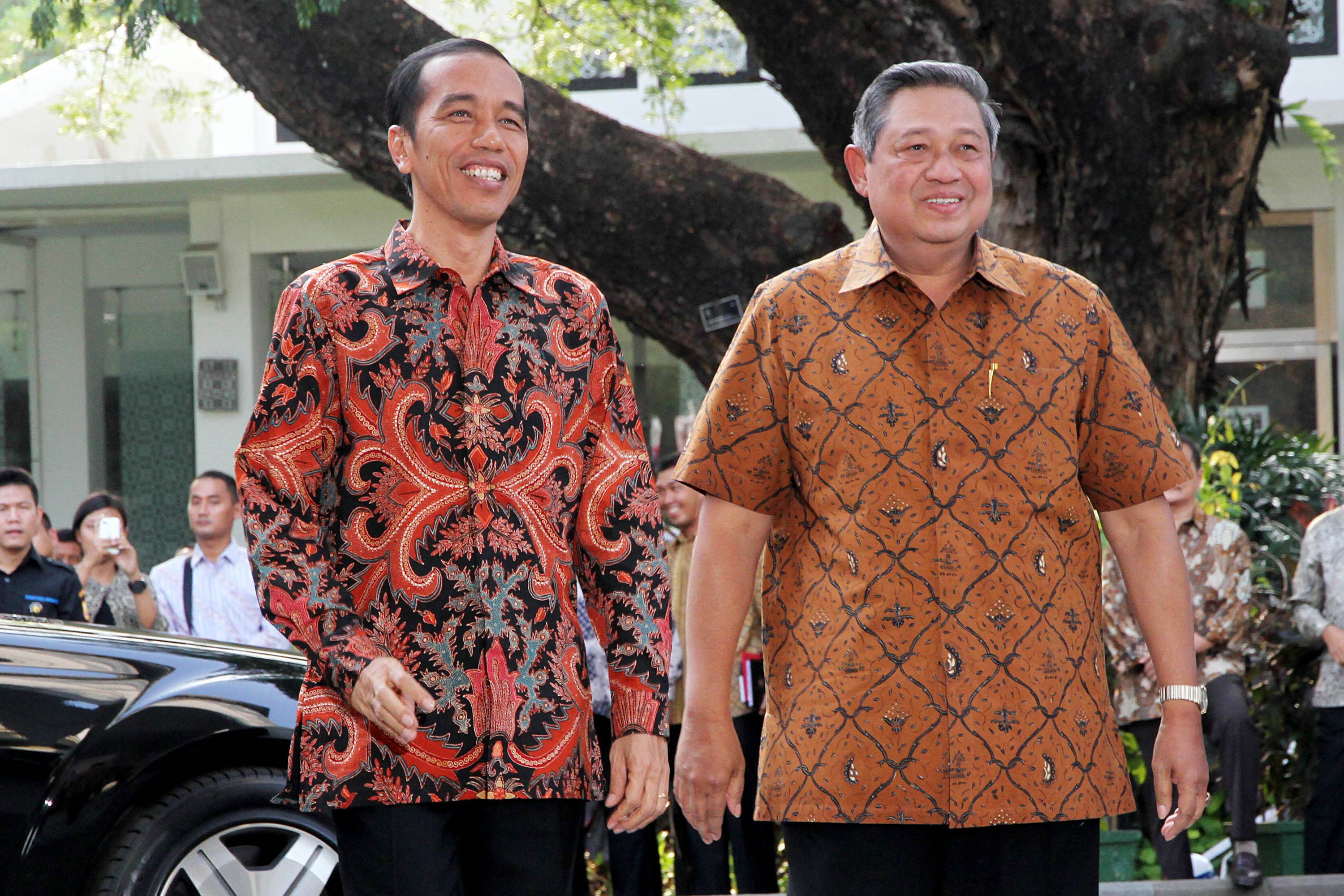 Incoming Indonesian President Joko Widodo, left, is greeted by outgoing president Susilo Bambang Yudhoyono during a visit at the presidential palace in Jakarta, Indonesia, on Oct. 19, 2014. (Anadolu Agency—Getty Images)