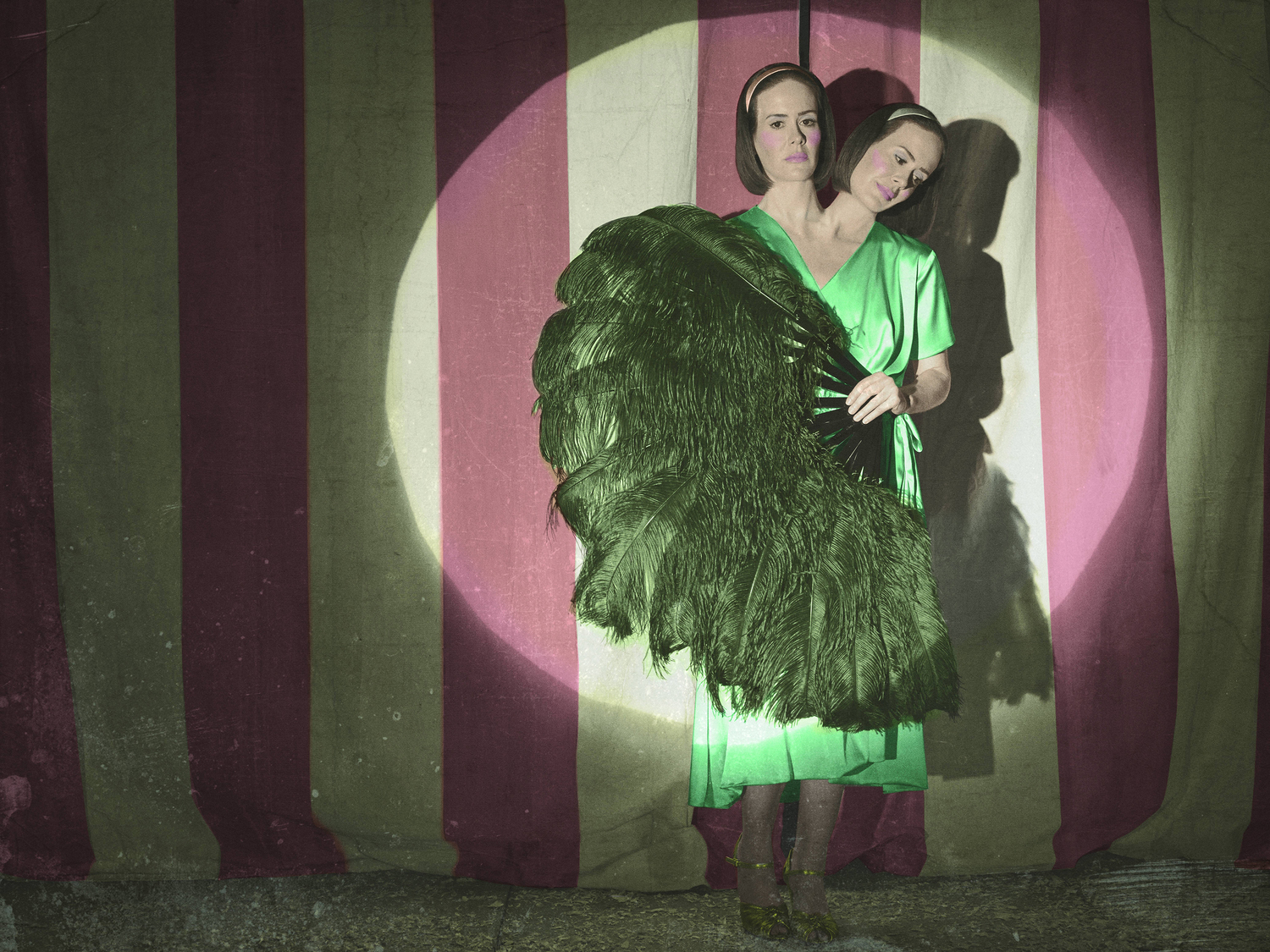 AMERICAN HORROR STORY: FREAK SHOW -- Pictured: Sarah Paulson as Bette and Dot Tattler. CR: Frank Ockenfels/FX