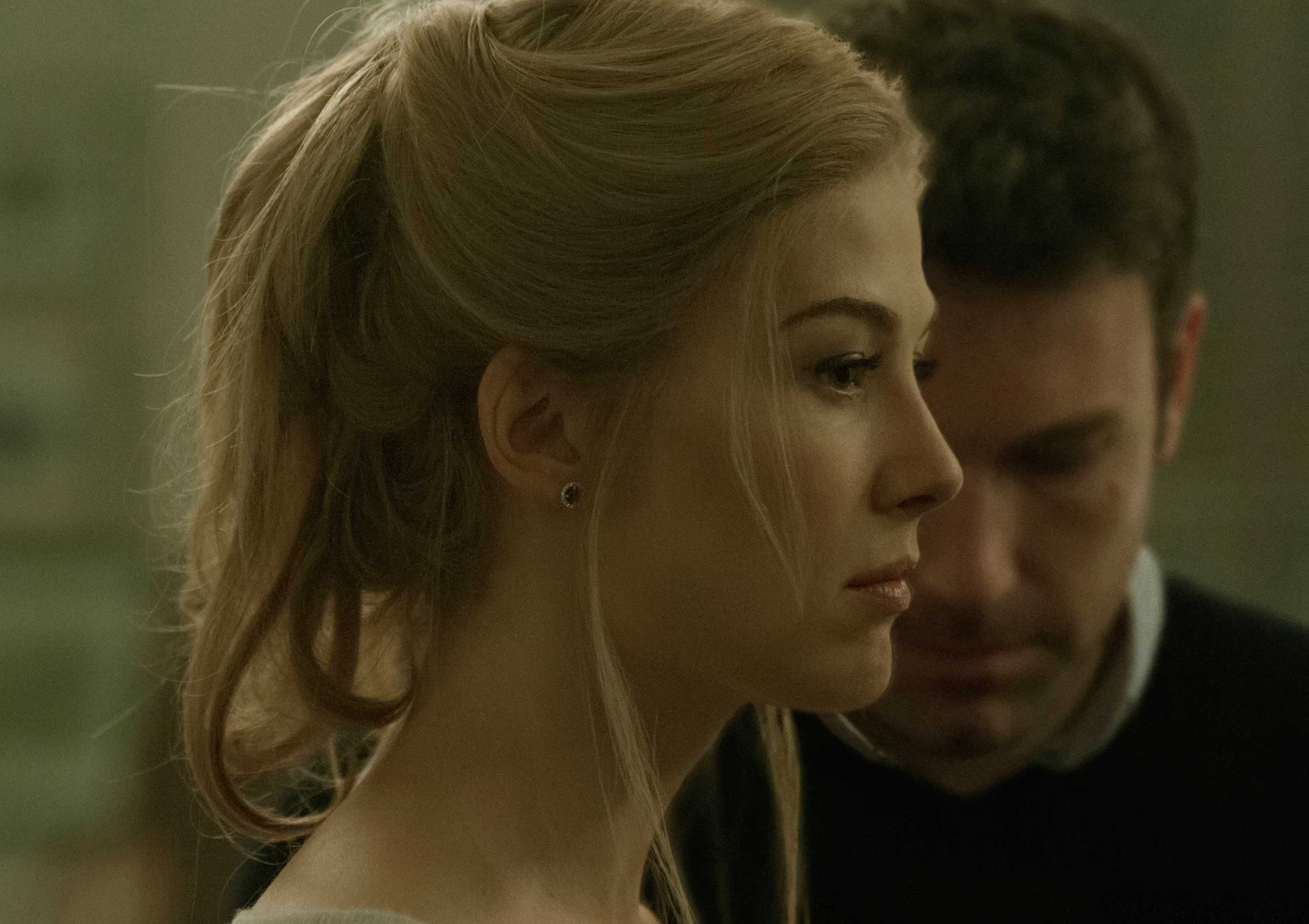 Rosamund Pike portrays Amy Dunne, whose mysterious disappearance turns her husband into a possible murder suspect. (Photo: Merrick Morton—Twentieth Century Fox/Regency Enterprises)
