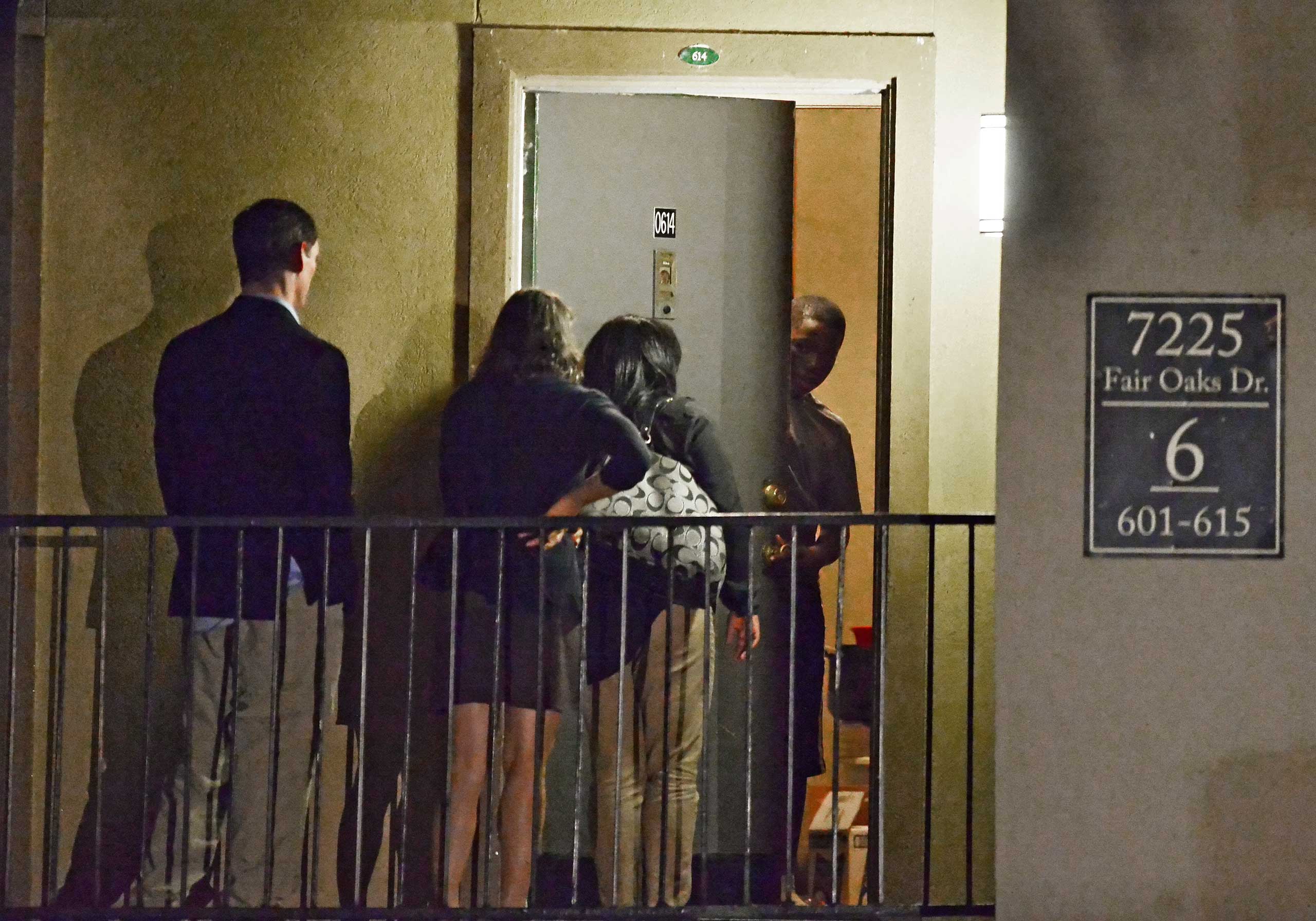 An unidentified person opens the door for Dallas County Judge Clay Jenkins along with two women at the apartment where Thomas Eric Duncan was staying in Dallas, Texas, Oct. 2 2014. (Larry W. Smith—EPA)