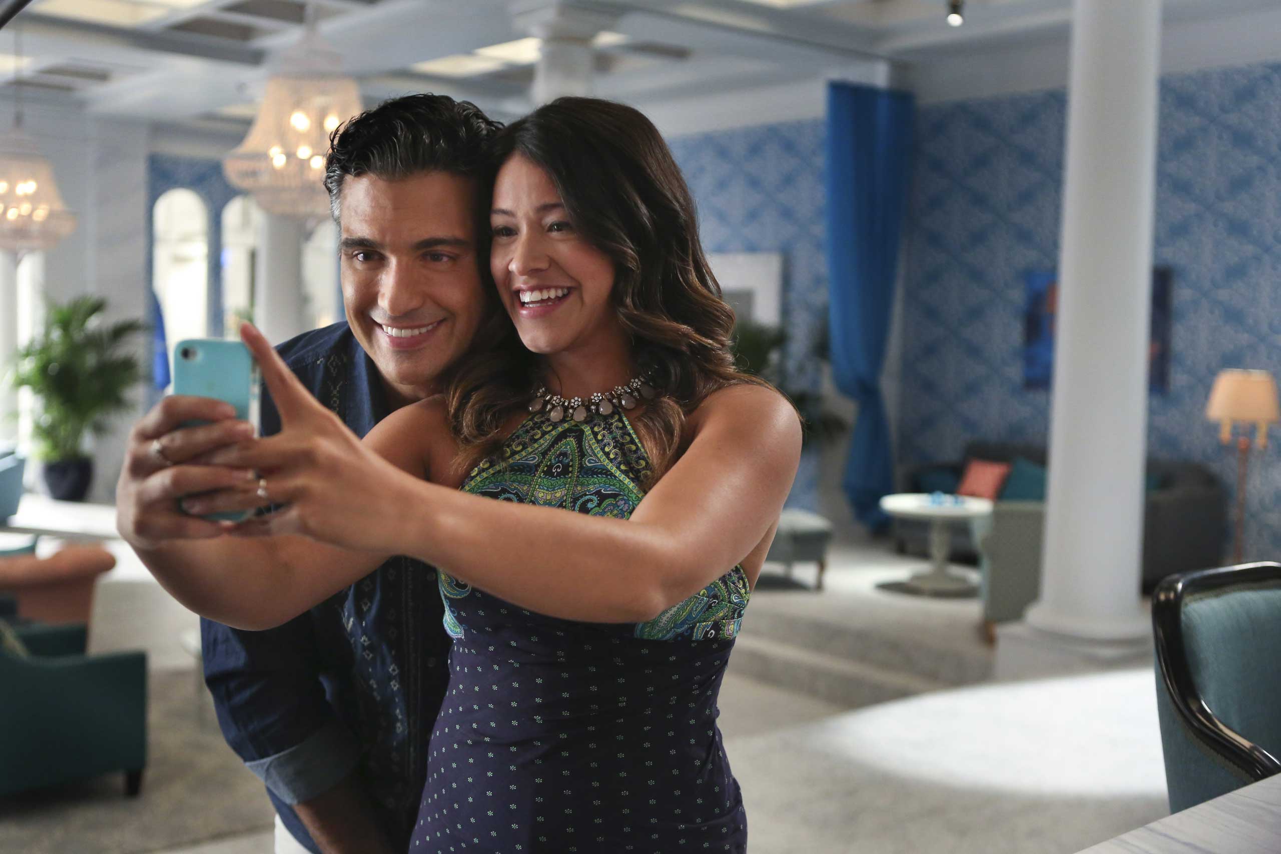 Jaime Camil as Rogelio and Gina Rodriguez as Jane in Jane The Virgin. (Patrick Wymore—The CW)