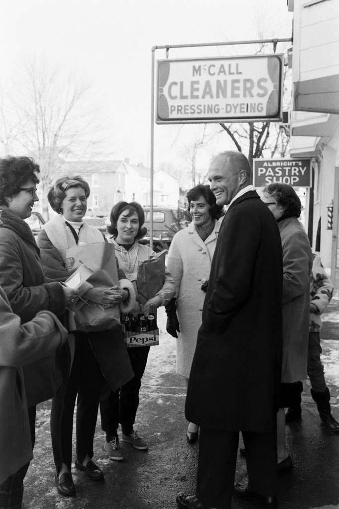 John and Annie Glenn campaign in Ohio, 1964.