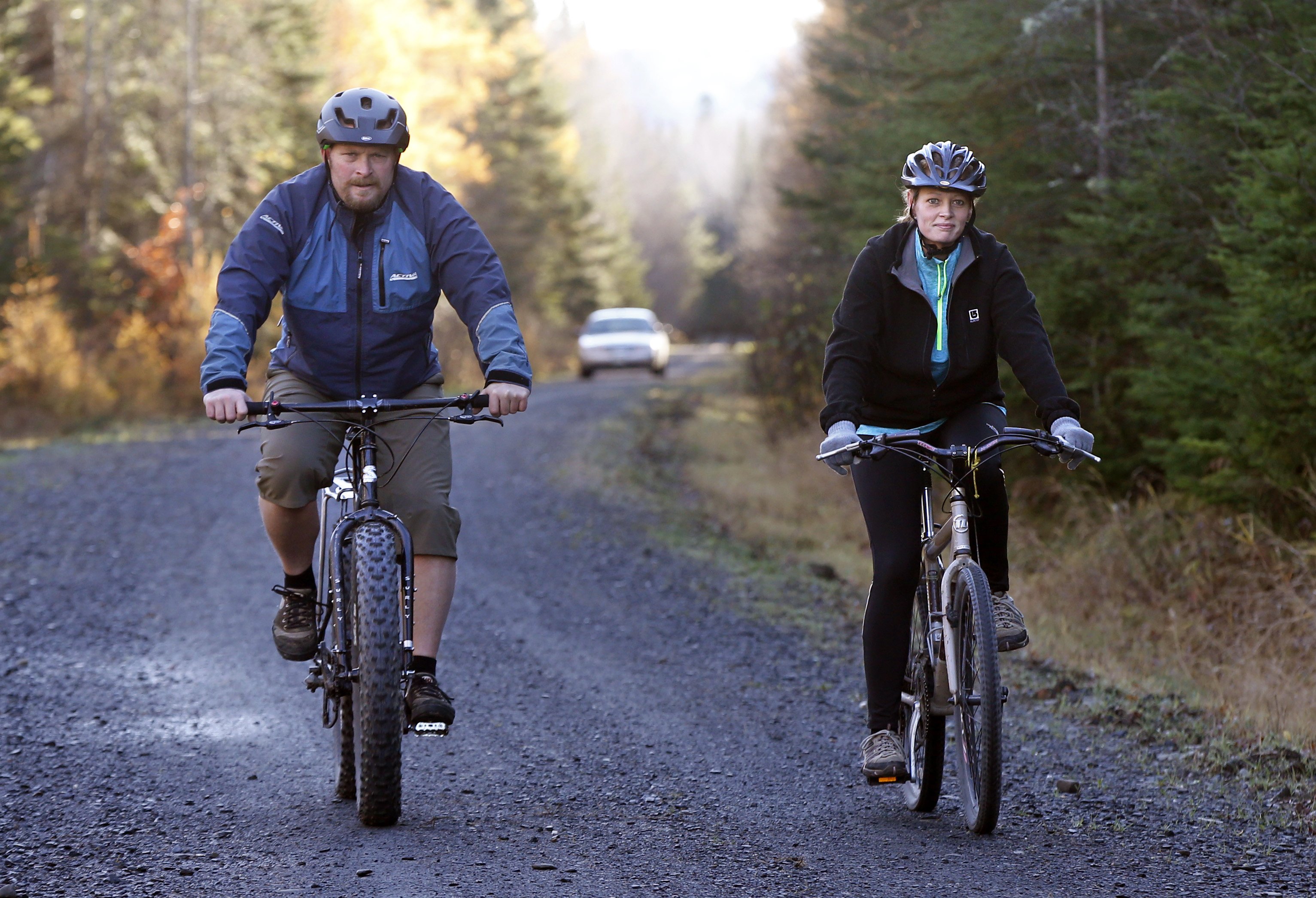 Nurse Kaci Hickox and her boyfriend Ted Wilbur are followed by a Maine state trooper as they ride bikes on a trail near her home in Fort Kent, Maine, on Oct. 30, 2014 (Robert F. Bukaty—AP)
