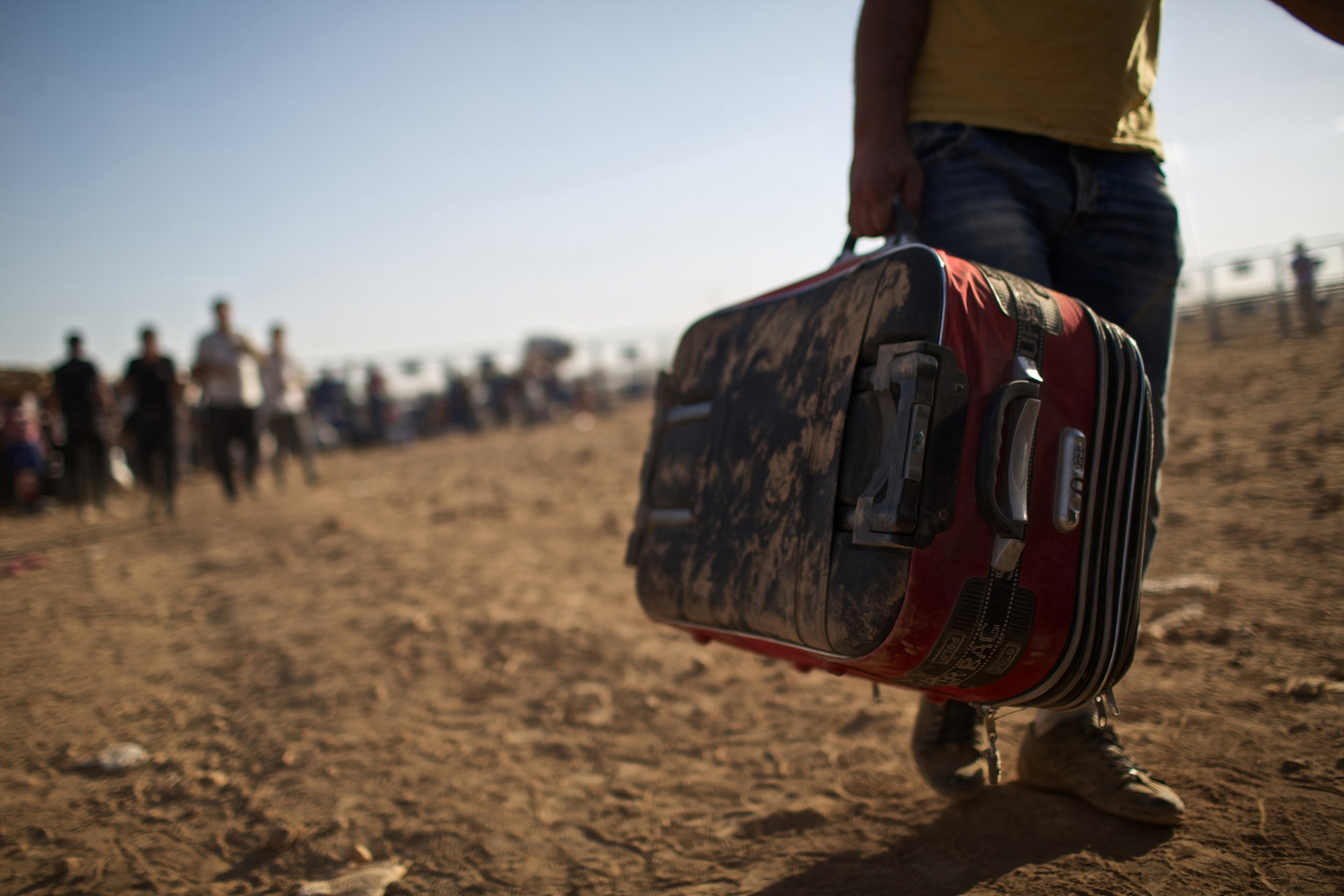 Syrians cross into Yumurtalik, Turkey on September 20, 2014.