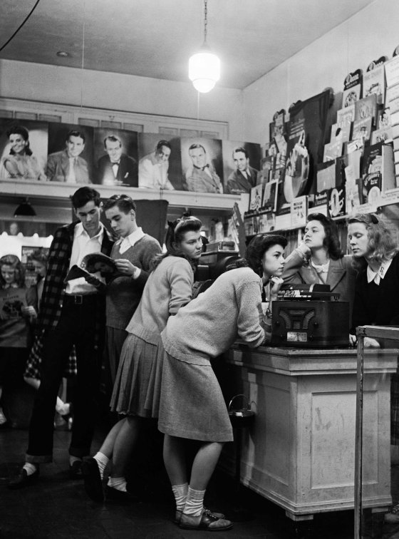 Teenagers listen to records in 1944.