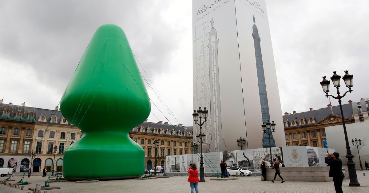 The Parisian Sex Toy Christmas Tree Is the Latest Great Art Scandal
