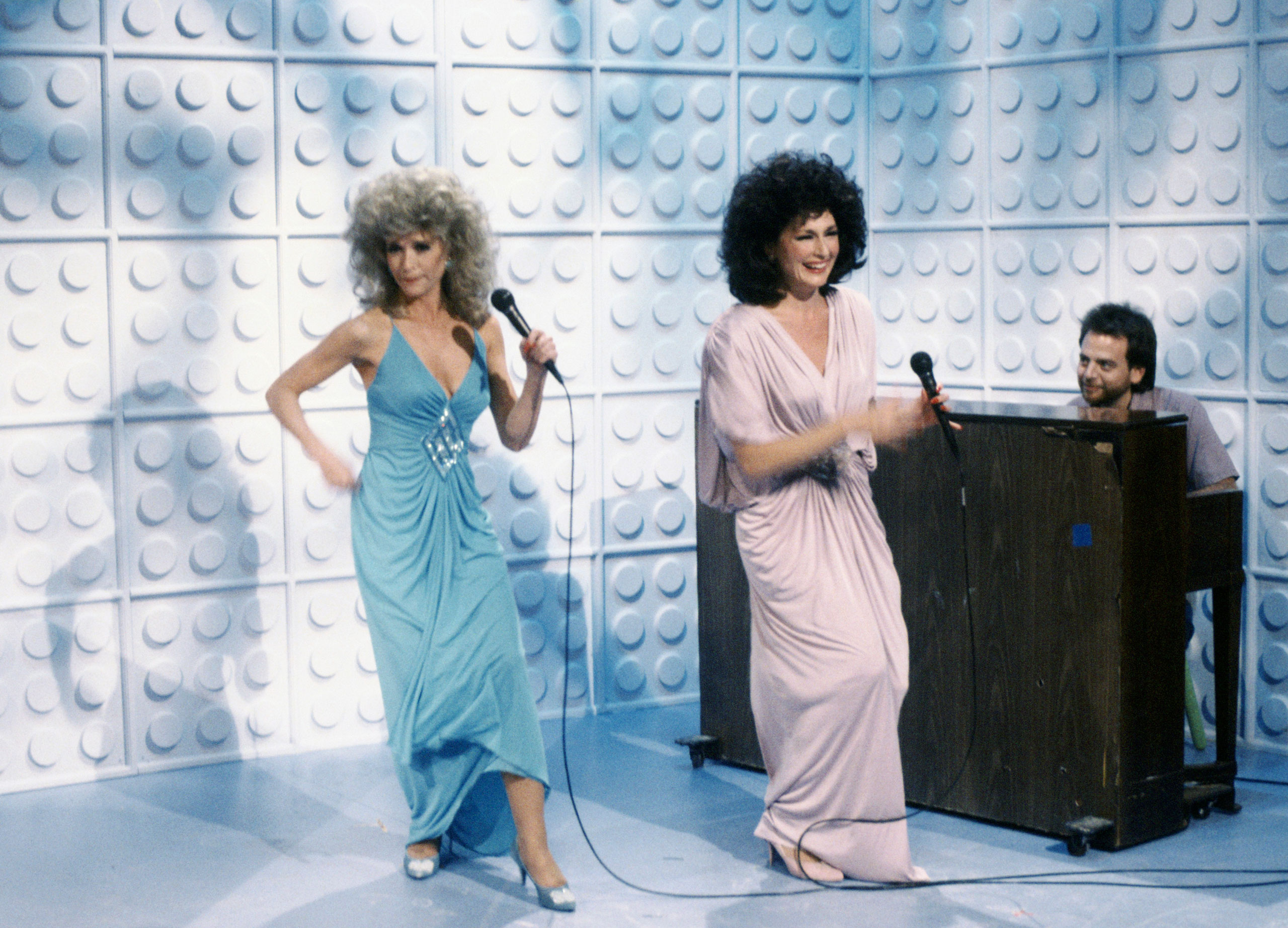 From left: Nora Dunn as Liz Sweeney, Jan Hooks as Candy Sweeney and Marc Shaiman as Skip St. Thomas during the Instant Coffee skit on Oct. 18, 1986. (NBC/Getty Images)