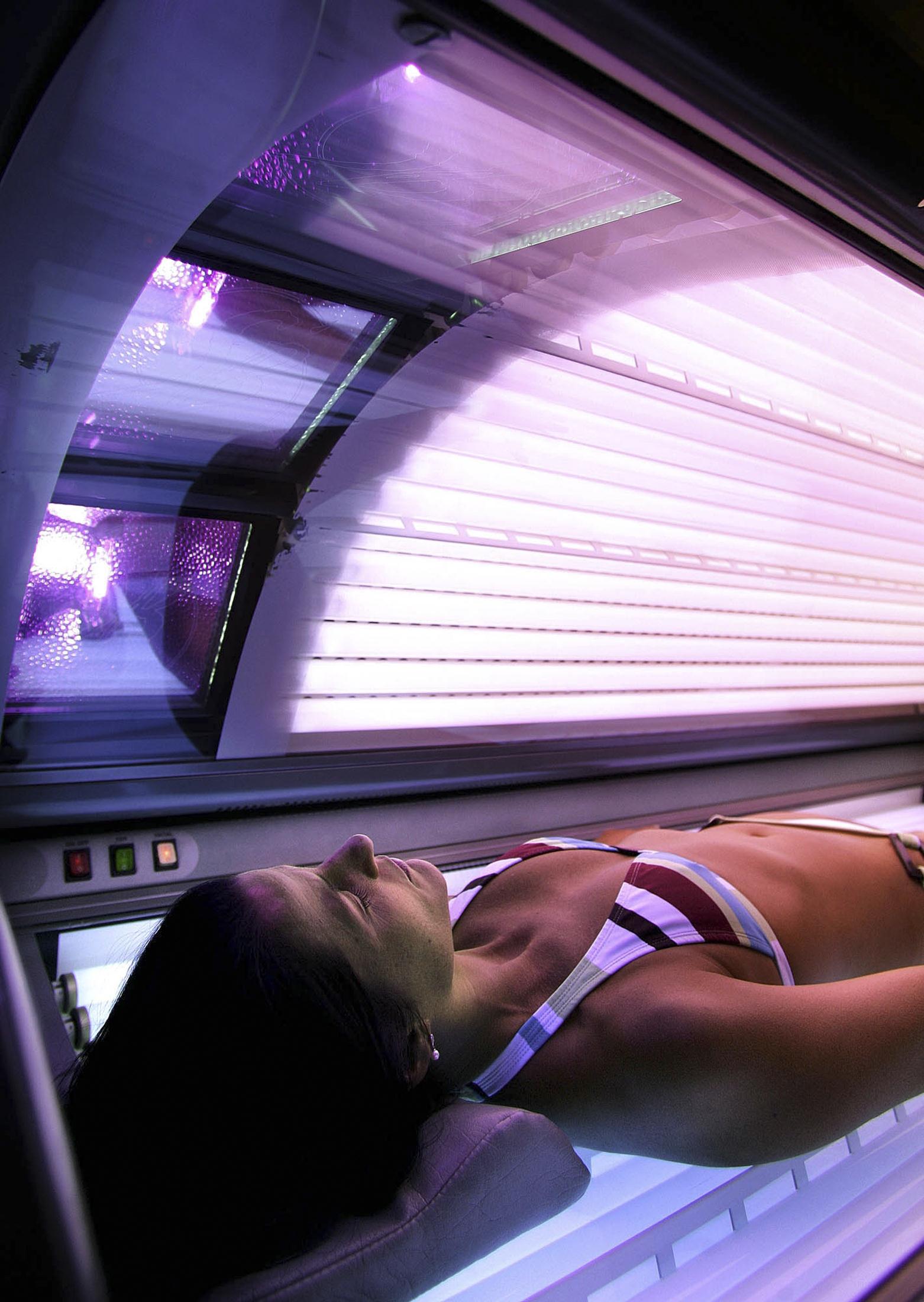 A woman lies in a tanning booth in Anchorage, Alaska on Dec 15, 2005. (Al Grillo—AP)