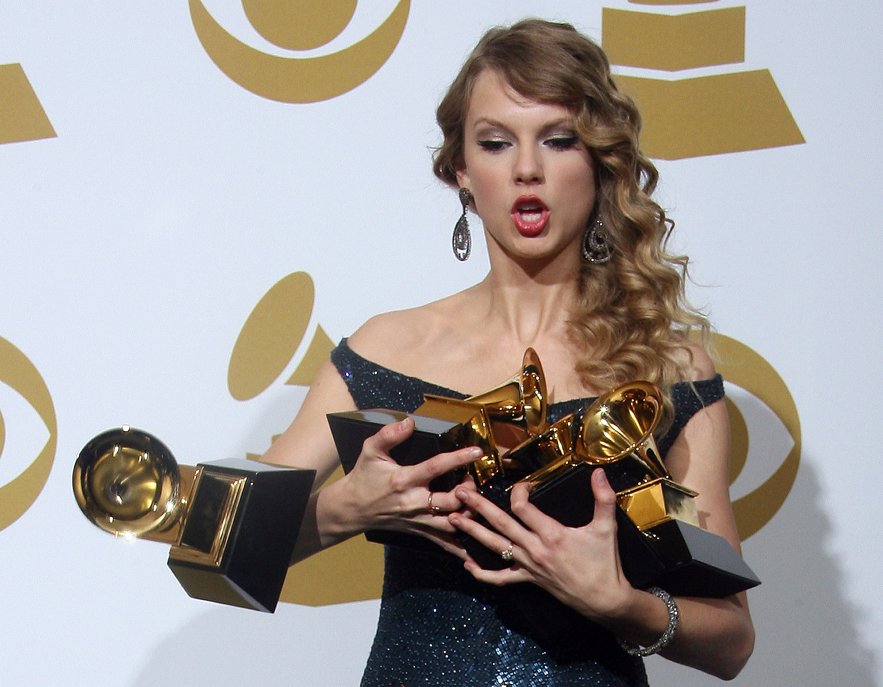 Taylor Swift drops one of her awards dur