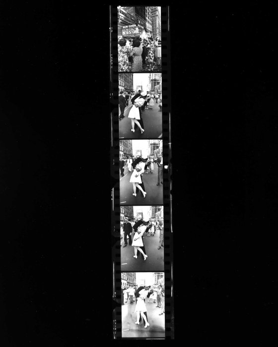 Contact sheet images from Alfred Eisenstaedt's film, Aug. 14, 1945.