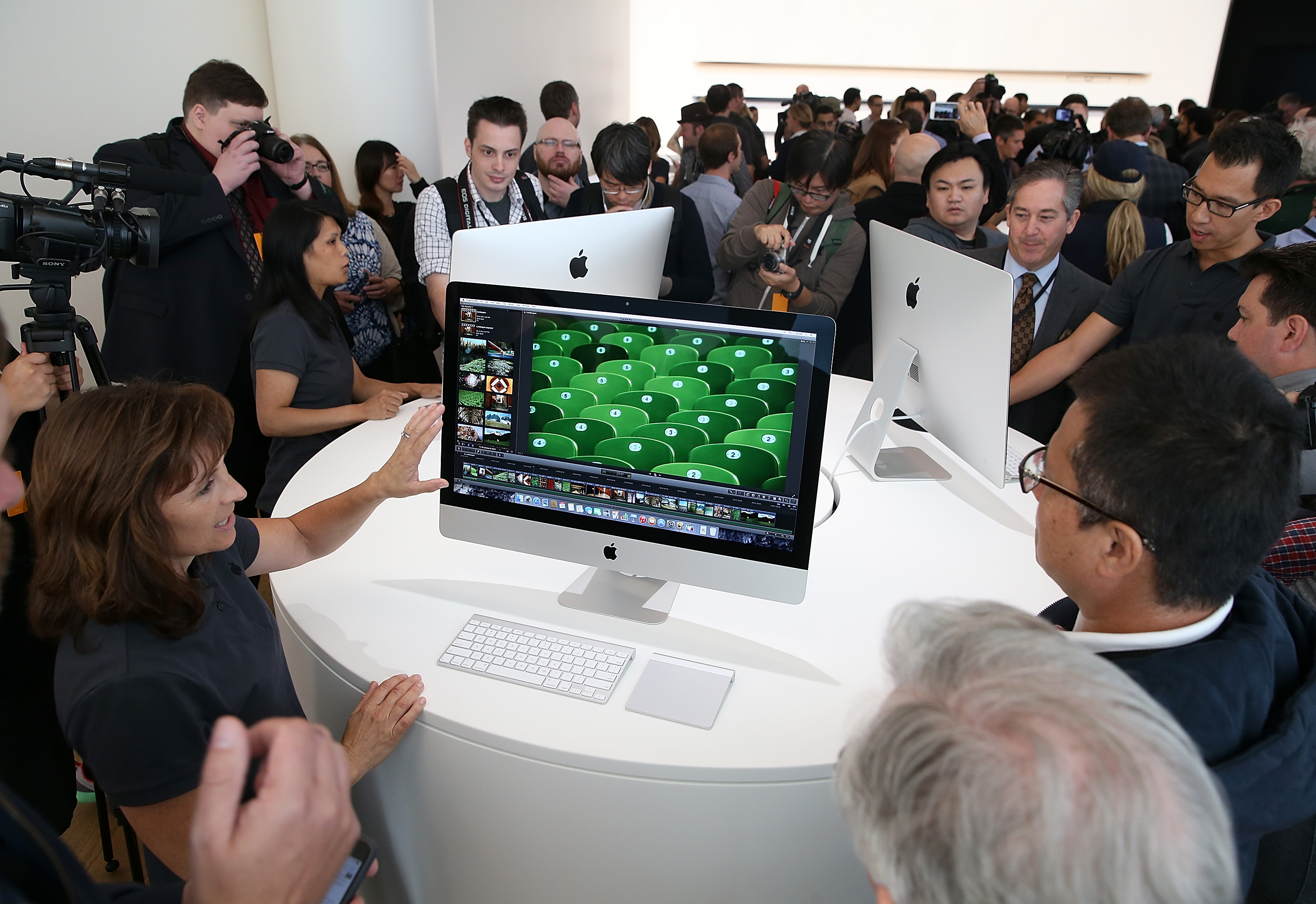 Attendees inspect the new 27 inch iMac with 5K Retina display during an Apple special event on October 16, 2014 in Cupertino, California. (Justin Sullivan&mdash;Getty Images)