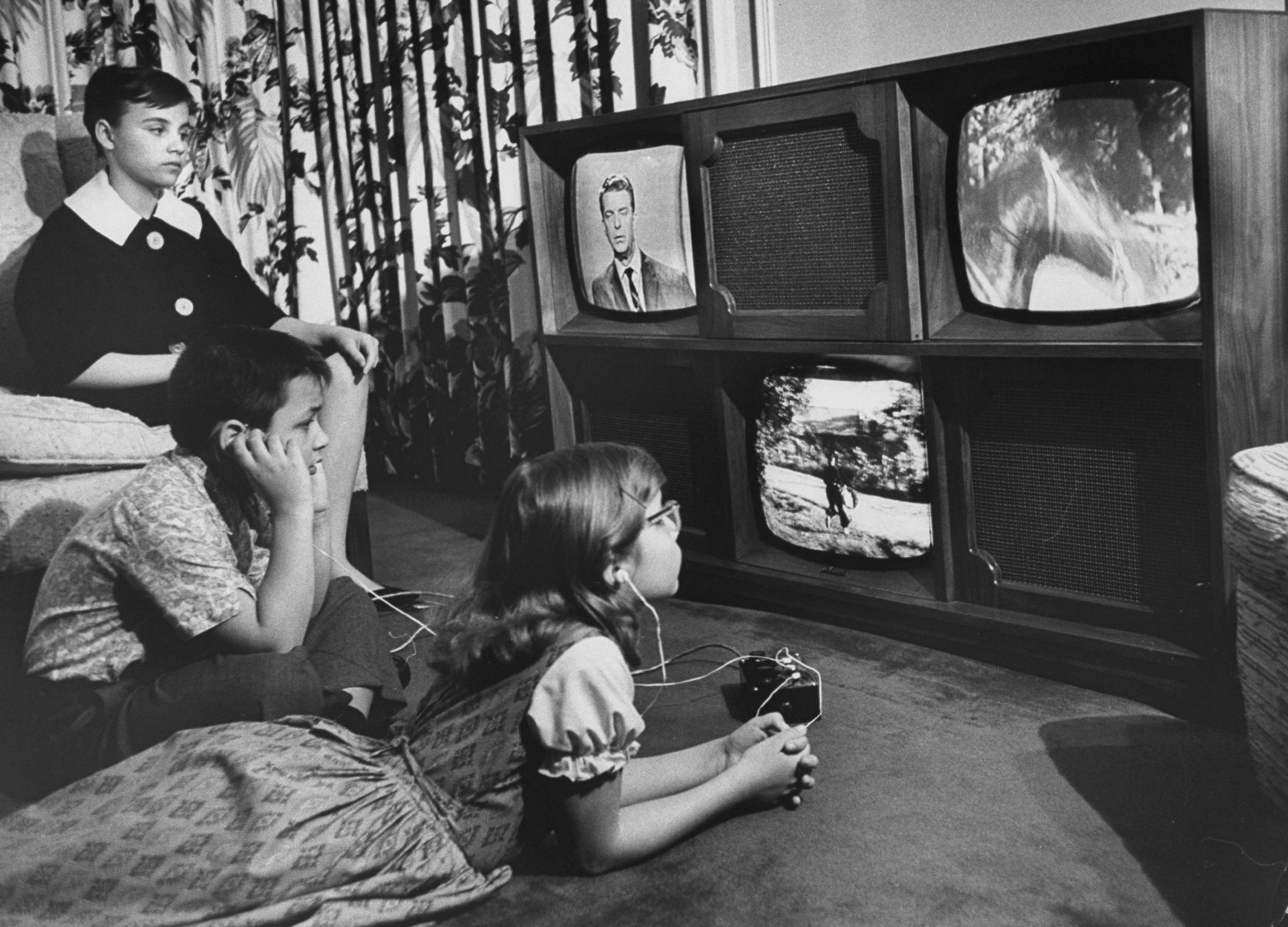 A  Three-Eyed TV Monster  created by Ulises Sanabria which permits simultaneous two- and three-screen viewing, 1961.