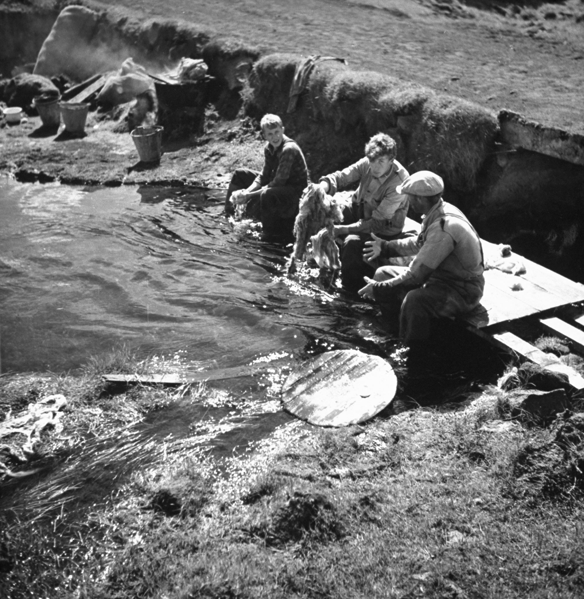 Icelandic men rinsing wool, 1938