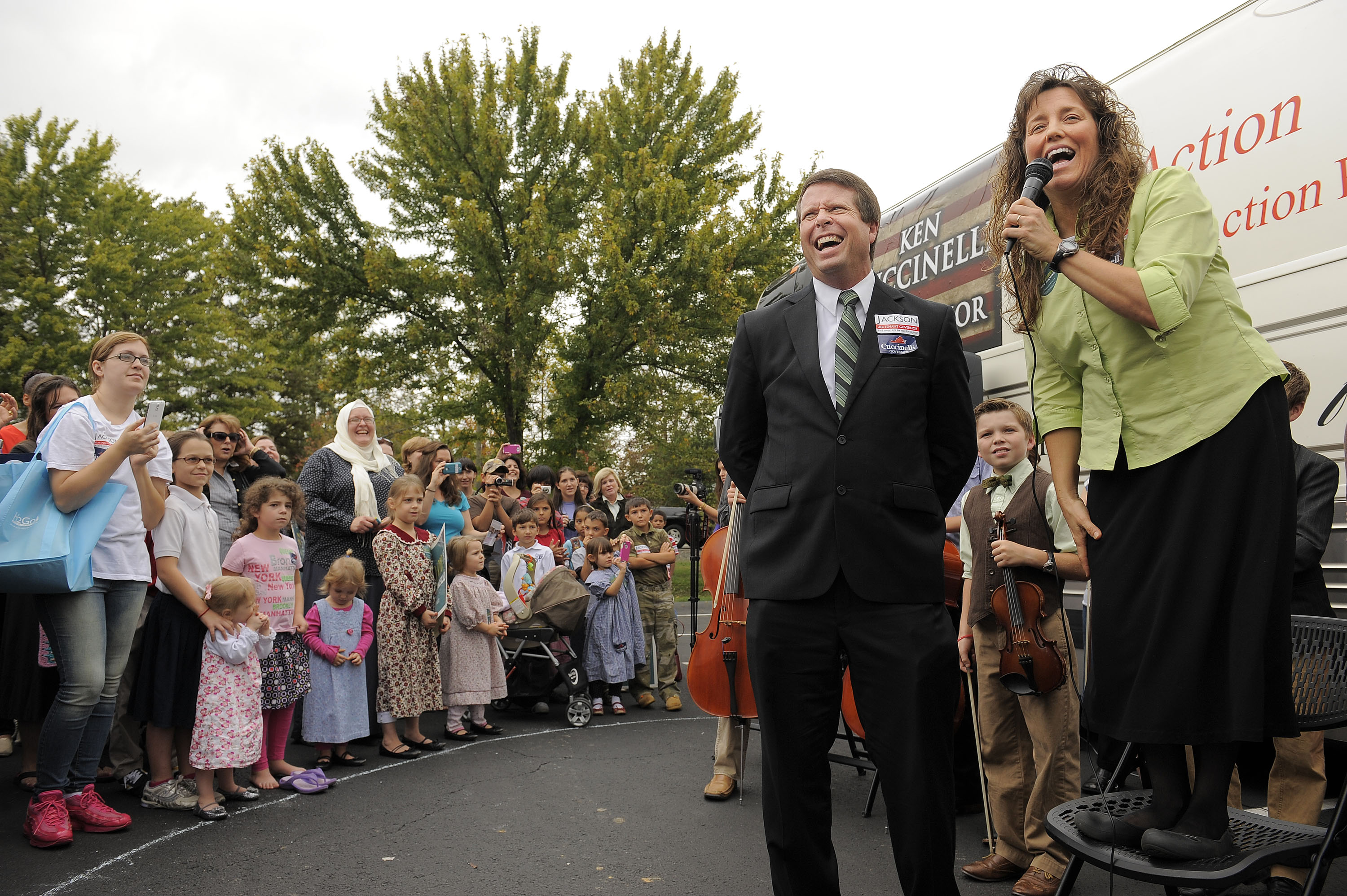 Reality telvision celebrities, Jim Bob Duggar, center, and his wife, Michelle Duggar make a stop on their 