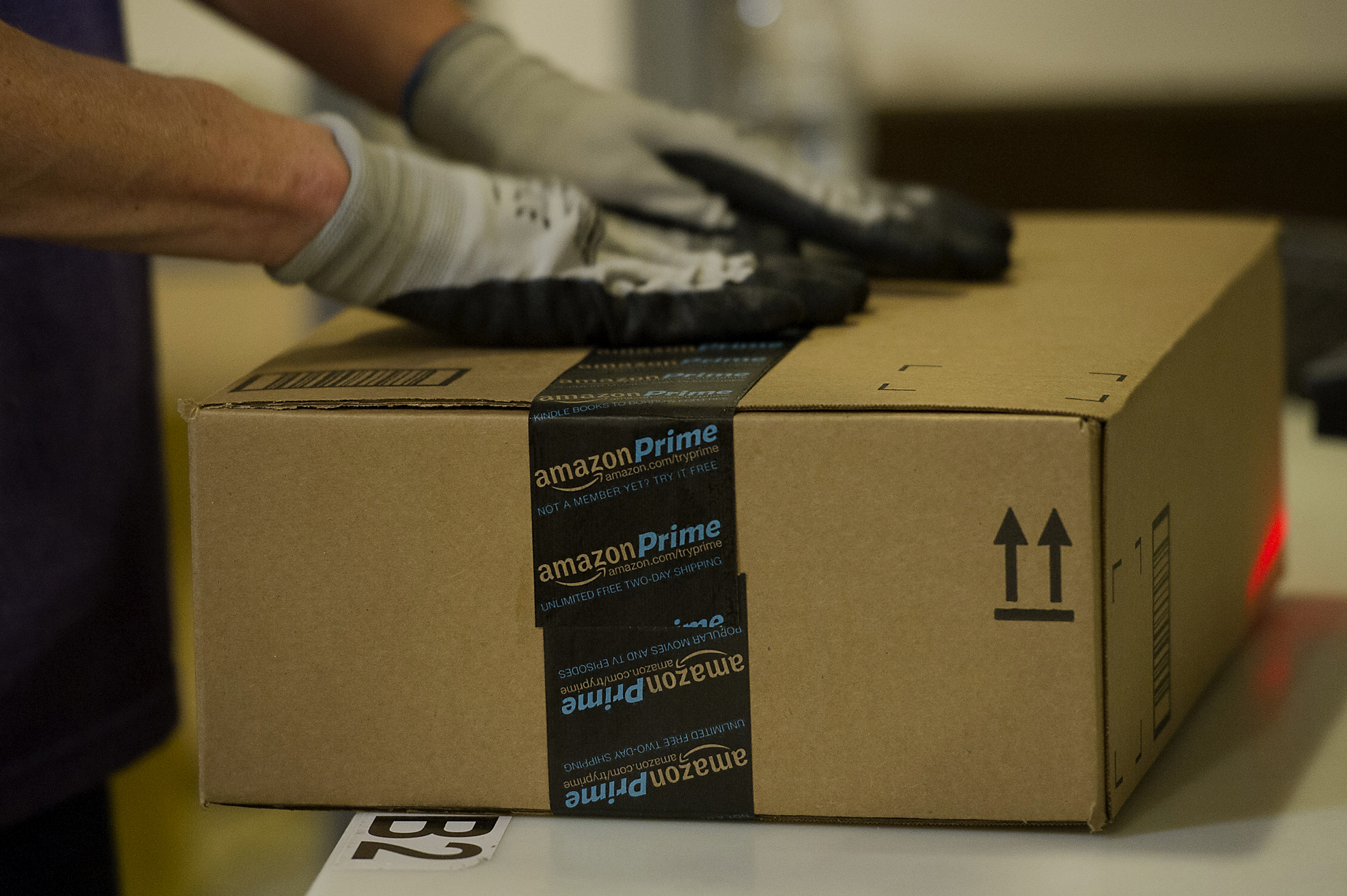An employee seals a box at the Amazon.com Inc. fulfillment center in Phoenix, Arizona on Dec. 2, 2013. (Bloomberg/Getty Images)