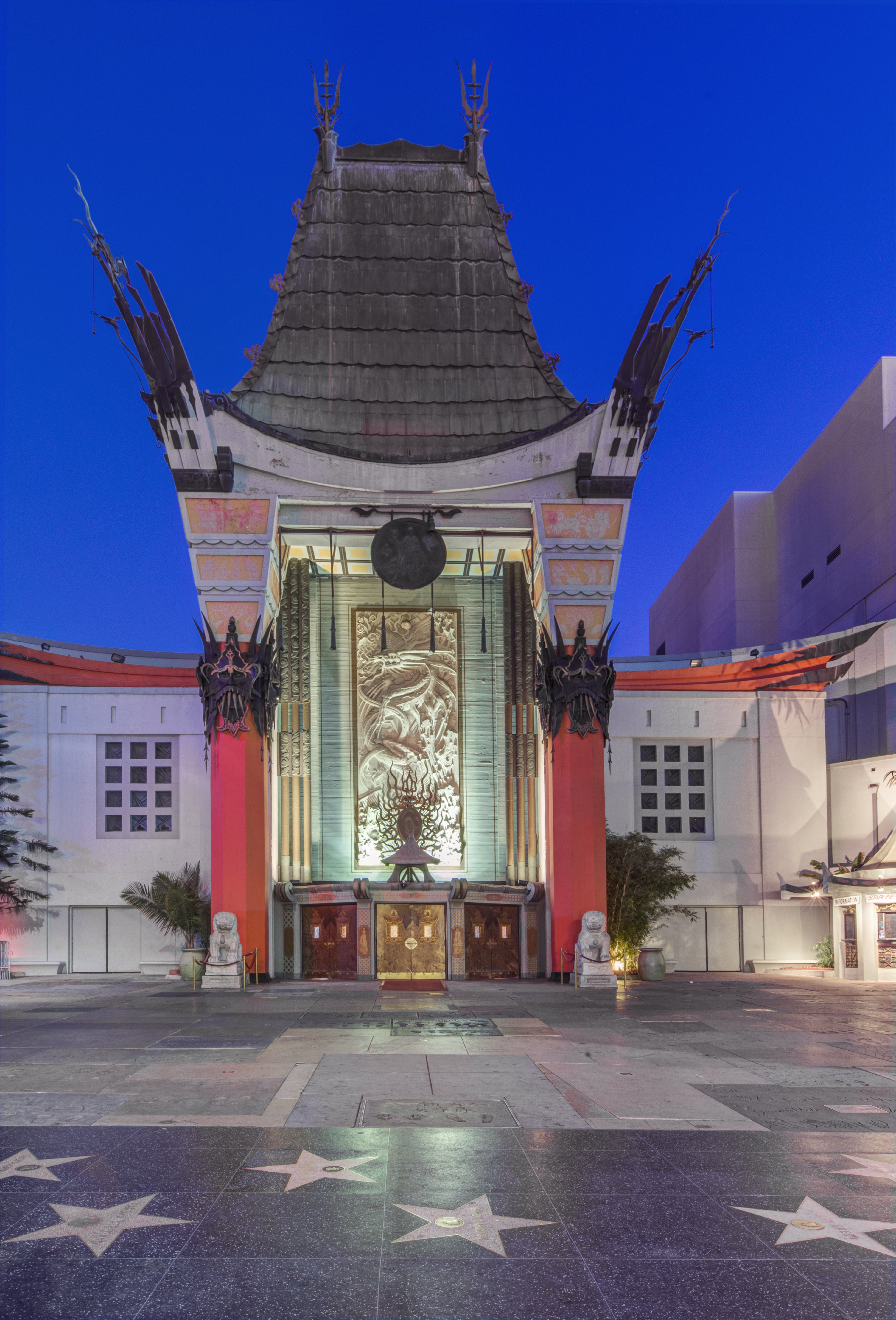 Grauman's (TCL) Chinese Theater at dawn, Hollywood, Los Angeles, California, USA (Danita Delimont—Getty Images/Gallo Images)